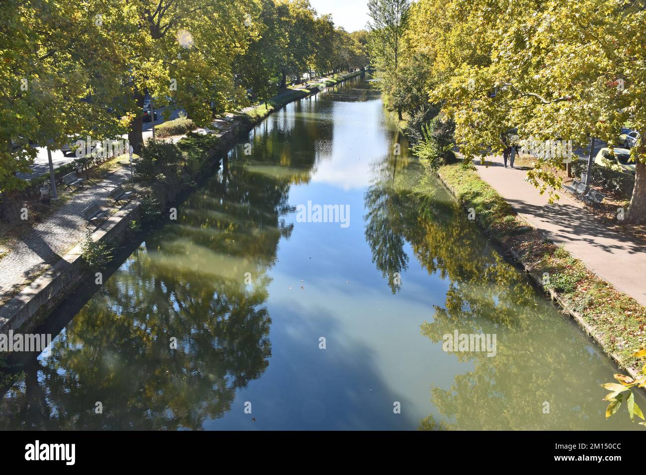 Ein ruhiger Abschnitt des Canal du Midi, einen Kilometer von seiner Endstation an der Kreuzung mit dem Fluss Garonne in Toulouse, Frankreich, erbaut 166-81 Stockfoto