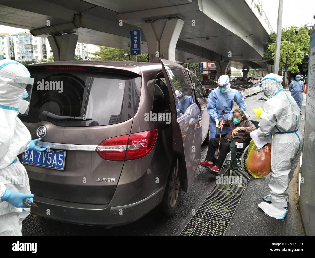 (221210) -- GUANGZHOU, 10. Dezember 2022 (Xinhua) -- Medizinische Mitarbeiter helfen einer 101-jährigen COVID-19-Patientin mit dem Namen Li, wenn sie das zweite Provincial General Hospital in Guangzhou, Südchina Provinz Guangdong, verlässt, 26. November 2022. PASSEND zu „Feature: 101-jähriger chinesischer COVID-19-Patient geheilt nach 5 Tagen im Krankenhaus“ (Guangdong zweites Allgemeines Krankenhaus der Provinz/Handout über Xinhua) Stockfoto