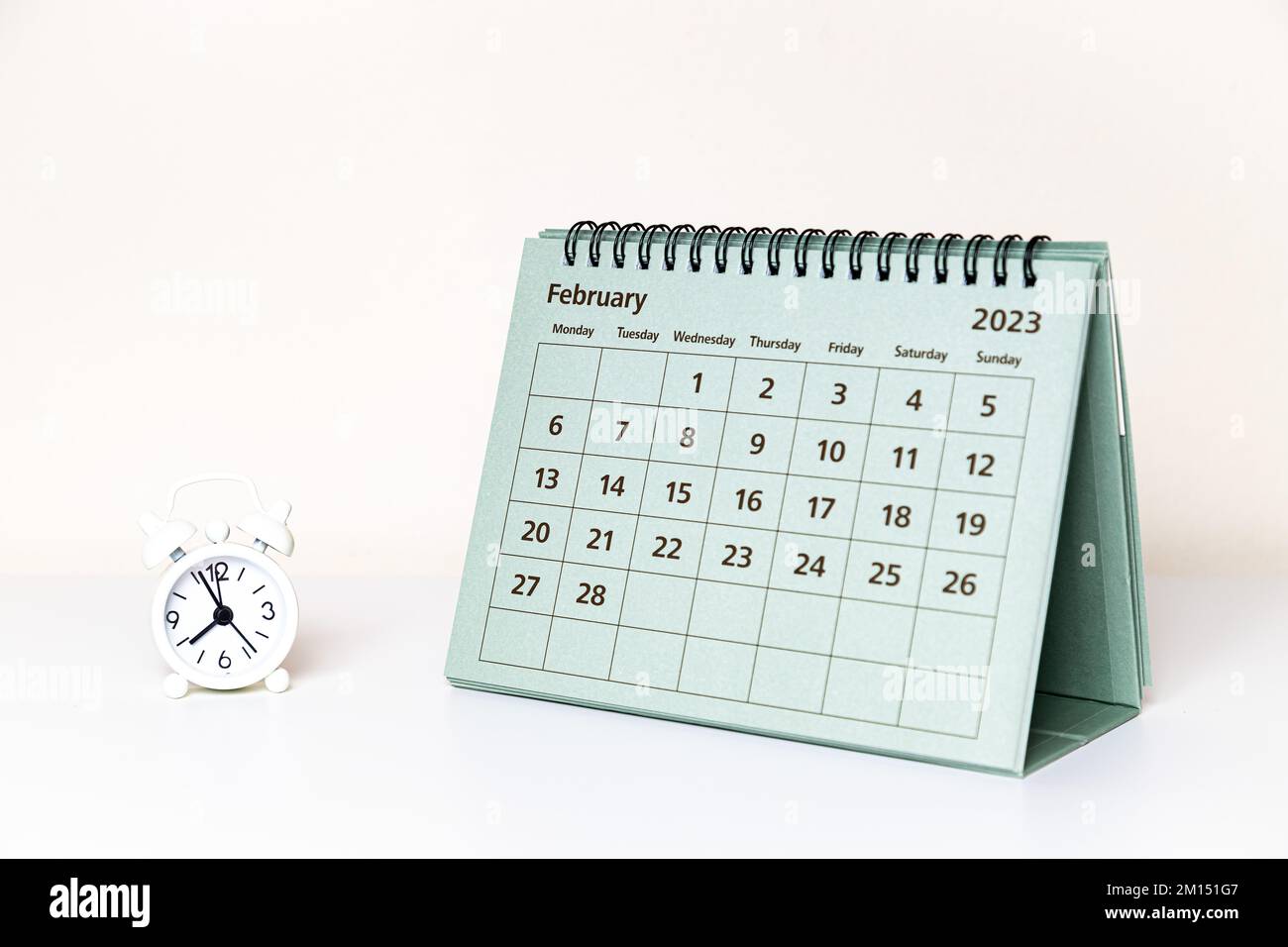 Februar 2023 Kalender und kleine Uhr auf weißem Hintergrund isoliert Stockfoto