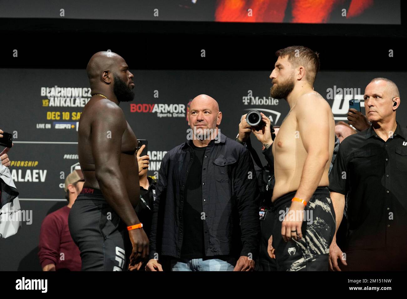 Las Vegas, USA. 09.. Dezember 2022. LAS VEGAS, NV - Dezember 9: Jairzinho Rozenstruik (L) und Chris Daukaus (R) nach den zeremoniellen Wiegeversuchen in der MGM Grand Garden Arena für UFC 282 - Blachowicz vs Ankalaev: Zeremonielle Wiegeversuche am 9. Dezember 2022 in Las Vegas, NV, USA. (Foto: Louis Grasse/PxImages) Kredit: Px Images/Alamy Live News Stockfoto