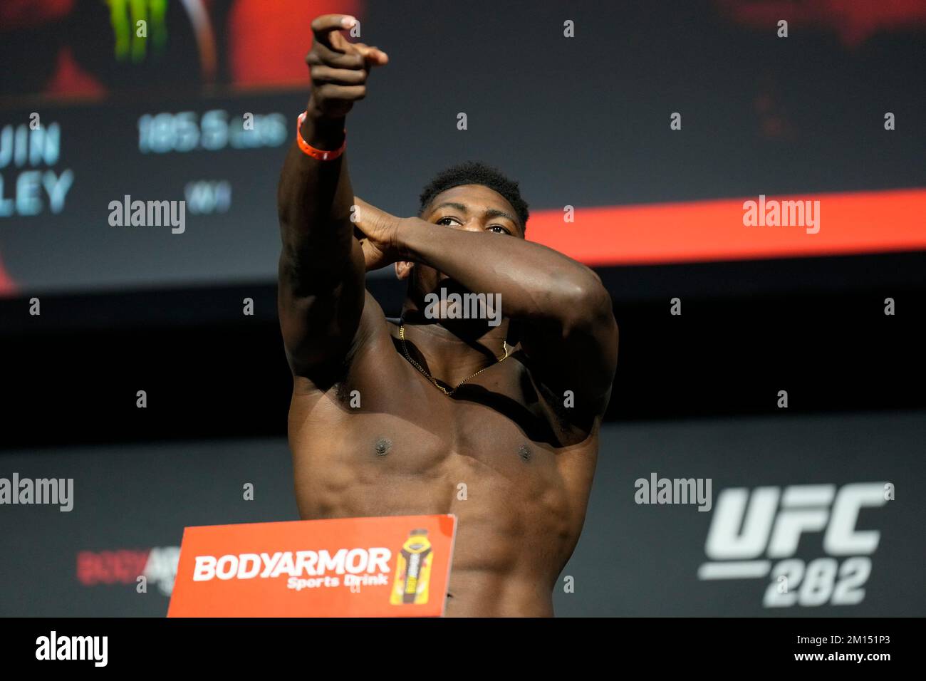 Las Vegas, USA. 09.. Dezember 2022. LAS VEGAS, NV - 9. Dezember: Joaquin Buckley betritt die Waage für das zeremonielle Wiegen in der MGM Grand Garden Arena für UFC 282 - Blachowicz vs. Ankalaev: Zeremonielle Wiegeversuche am 9. Dezember 2022 in Las Vegas, NV, USA. (Foto: Louis Grasse/PxImages) Kredit: Px Images/Alamy Live News Stockfoto