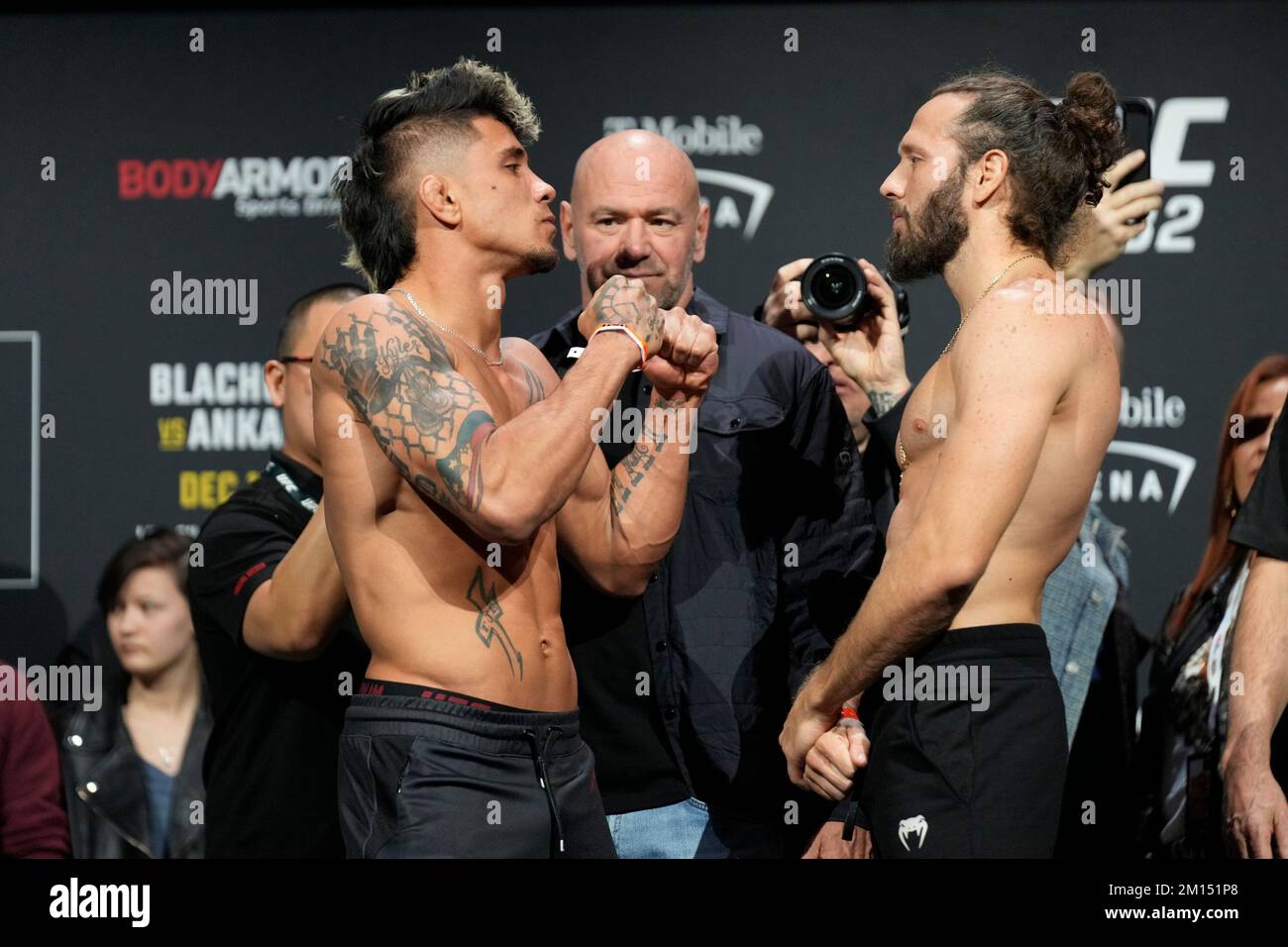 Las Vegas, USA. 09.. Dezember 2022. LAS VEGAS, NV - Dezember 9: TJ Brown (L) und Erik Silva (R) im Anschluss an die zeremoniellen Wiegeversuche in der MGM Grand Garden Arena für UFC 282 - Blachowicz vs Ankalaev : Zeremonielle Wiegeversuche am 9. Dezember 2022 in Las Vegas, NV, USA. (Foto: Louis Grasse/PxImages) Kredit: Px Images/Alamy Live News Stockfoto