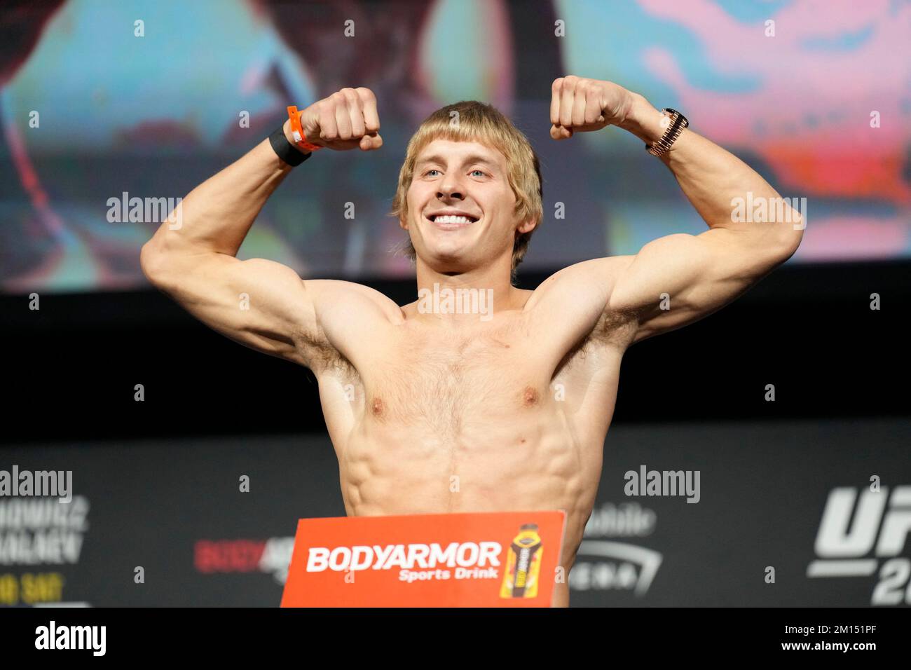 Las Vegas, USA. 09.. Dezember 2022. LAS VEGAS, NV - Dezember 9: Paddy Pimblett setzt sich auf die Waage für das zeremonielle Wiegen in der MGM Grand Garden Arena für UFC 282 - Blachowicz vs Ankalaev : Zeremonielle Wiegen am 9. Dezember 2022 in Las Vegas, NV, USA. (Foto: Louis Grasse/PxImages) Kredit: Px Images/Alamy Live News Stockfoto