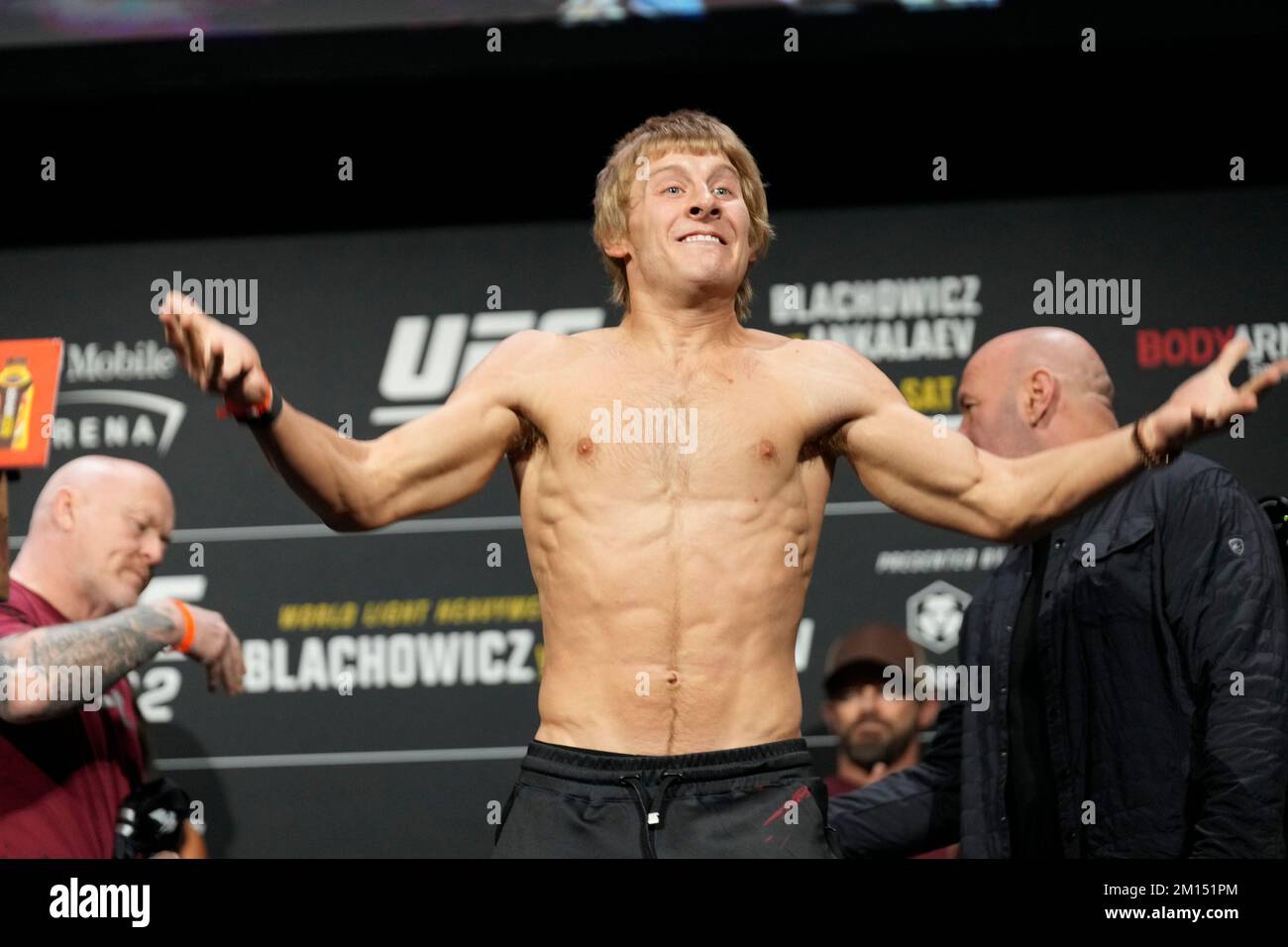 Las Vegas, USA. 09.. Dezember 2022. LAS VEGAS, NV - Dezember 9: Paddy Pimblett setzt sich auf die Waage für das zeremonielle Wiegen in der MGM Grand Garden Arena für UFC 282 - Blachowicz vs Ankalaev : Zeremonielle Wiegen am 9. Dezember 2022 in Las Vegas, NV, USA. (Foto: Louis Grasse/PxImages) Kredit: Px Images/Alamy Live News Stockfoto