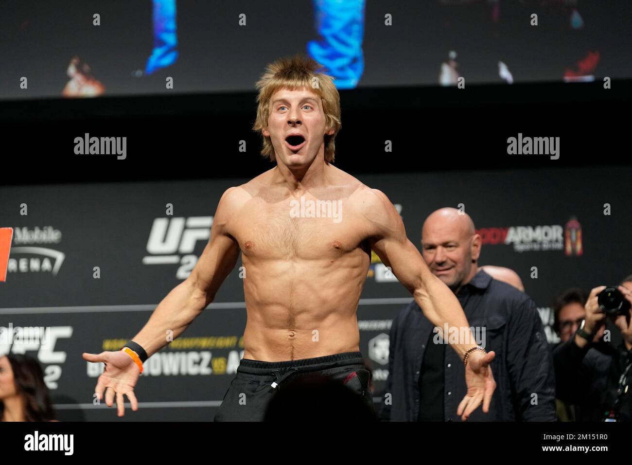 Las Vegas, USA. 09.. Dezember 2022. LAS VEGAS, NV - Dezember 9: Paddy Pimblett setzt sich auf die Waage für das zeremonielle Wiegen in der MGM Grand Garden Arena für UFC 282 - Blachowicz vs Ankalaev : Zeremonielle Wiegen am 9. Dezember 2022 in Las Vegas, NV, USA. (Foto: Louis Grasse/PxImages) Kredit: Px Images/Alamy Live News Stockfoto