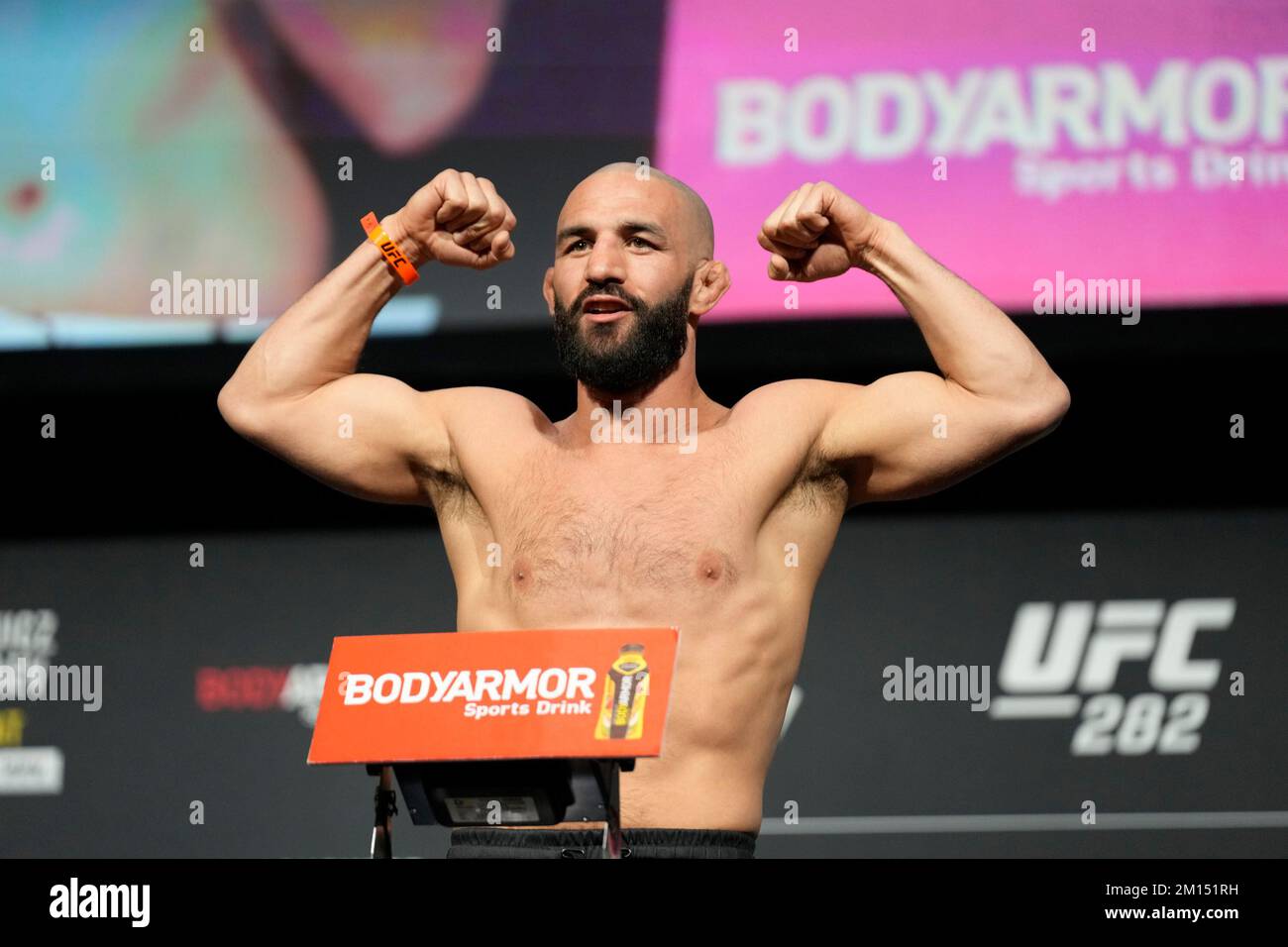 Las Vegas, USA. 09.. Dezember 2022. LAS VEGAS, NV - Dezember 9: Jared Gordon tritt auf die Waage für das zeremonielle Wiegen in der MGM Grand Garden Arena für UFC 282 - Blachowicz vs. Ankalaev : Zeremonielle Wiegeversuche am 9. Dezember 2022 in Las Vegas, NV, USA. (Foto: Louis Grasse/PxImages) Kredit: Px Images/Alamy Live News Stockfoto