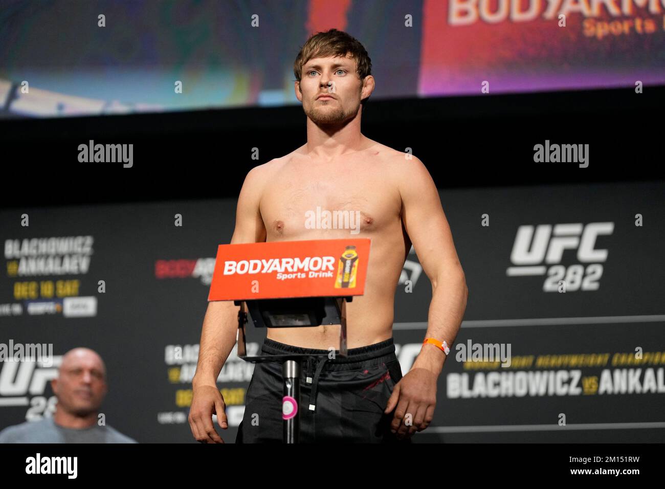 Las Vegas, USA. 09.. Dezember 2022. LAS VEGAS, NV - 9. Dezember: Bryce Mitchell betritt die Waage für das zeremonielle Wiegen in der MGM Grand Garden Arena für UFC 282 - Blachowicz vs. Ankalaev: Zeremonielle Wiegeversuche am 9. Dezember 2022 in Las Vegas, NV, USA. (Foto: Louis Grasse/PxImages) Kredit: Px Images/Alamy Live News Stockfoto