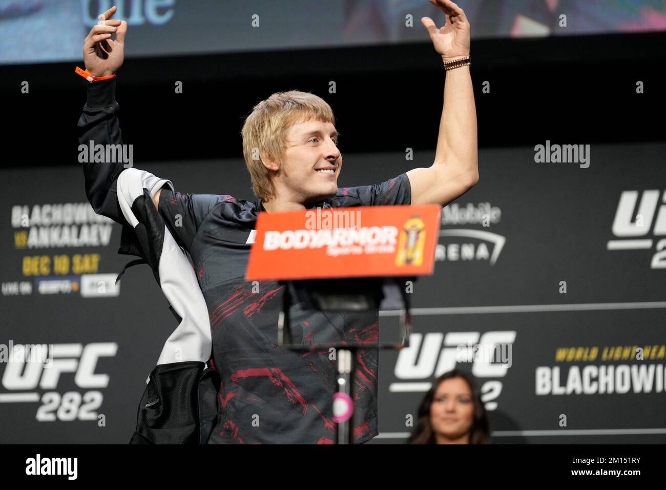 Las Vegas, USA. 09.. Dezember 2022. LAS VEGAS, NV - Dezember 9: Paddy Pimblett setzt sich auf die Waage für das zeremonielle Wiegen in der MGM Grand Garden Arena für UFC 282 - Blachowicz vs Ankalaev : Zeremonielle Wiegen am 9. Dezember 2022 in Las Vegas, NV, USA. (Foto: Louis Grasse/PxImages) Kredit: Px Images/Alamy Live News Stockfoto