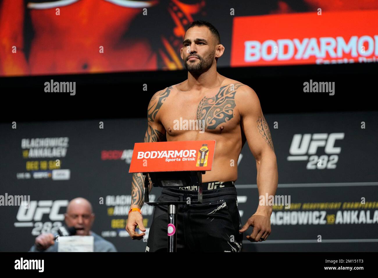 Las Vegas, USA. 09.. Dezember 2022. LAS VEGAS, NV - Dezember 9: Santiago Ponzinibbio setzt sich auf die Waage für das zeremonielle Wiegen in der MGM Grand Garden Arena für UFC 282 - Blachowicz vs Ankalaev : Zeremonielle Wiegeversuche am 9. Dezember 2022 in Las Vegas, NV, USA. (Foto: Louis Grasse/PxImages) Kredit: Px Images/Alamy Live News Stockfoto