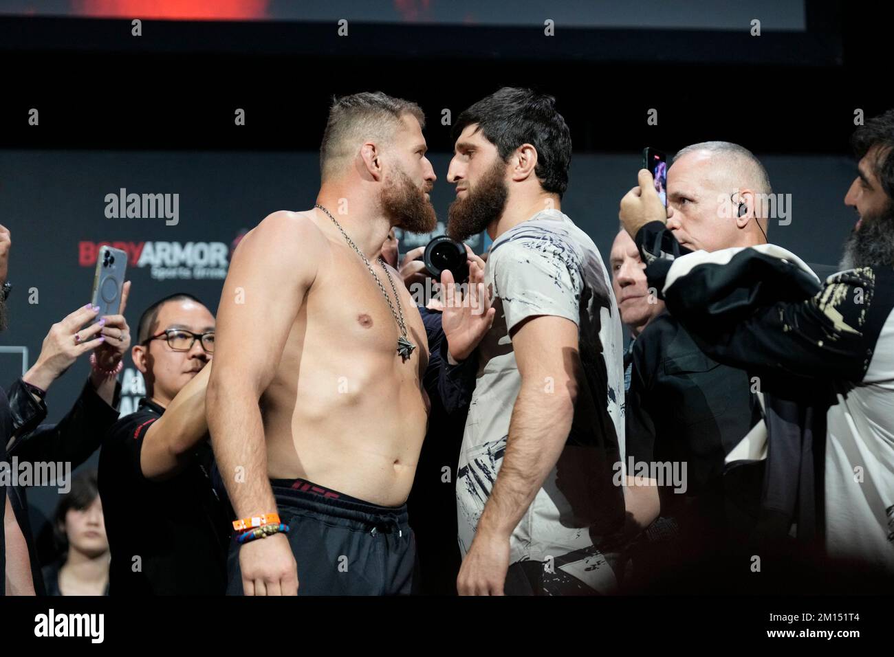 Las Vegas, USA. 09.. Dezember 2022. LAS VEGAS, NV - Dezember 9: Jan Blachowicz (L) und Magomed Ankalaev (R): Angesicht nach den zeremoniellen Wiegeversuchen in der MGM Grand Garden Arena für UFC 282 - Blachowicz vs Ankalaev: Zeremonielle Wiegeversuche am 9. Dezember 2022 in Las Vegas, NV, USA. (Foto: Louis Grasse/PxImages) Kredit: Px Images/Alamy Live News Stockfoto