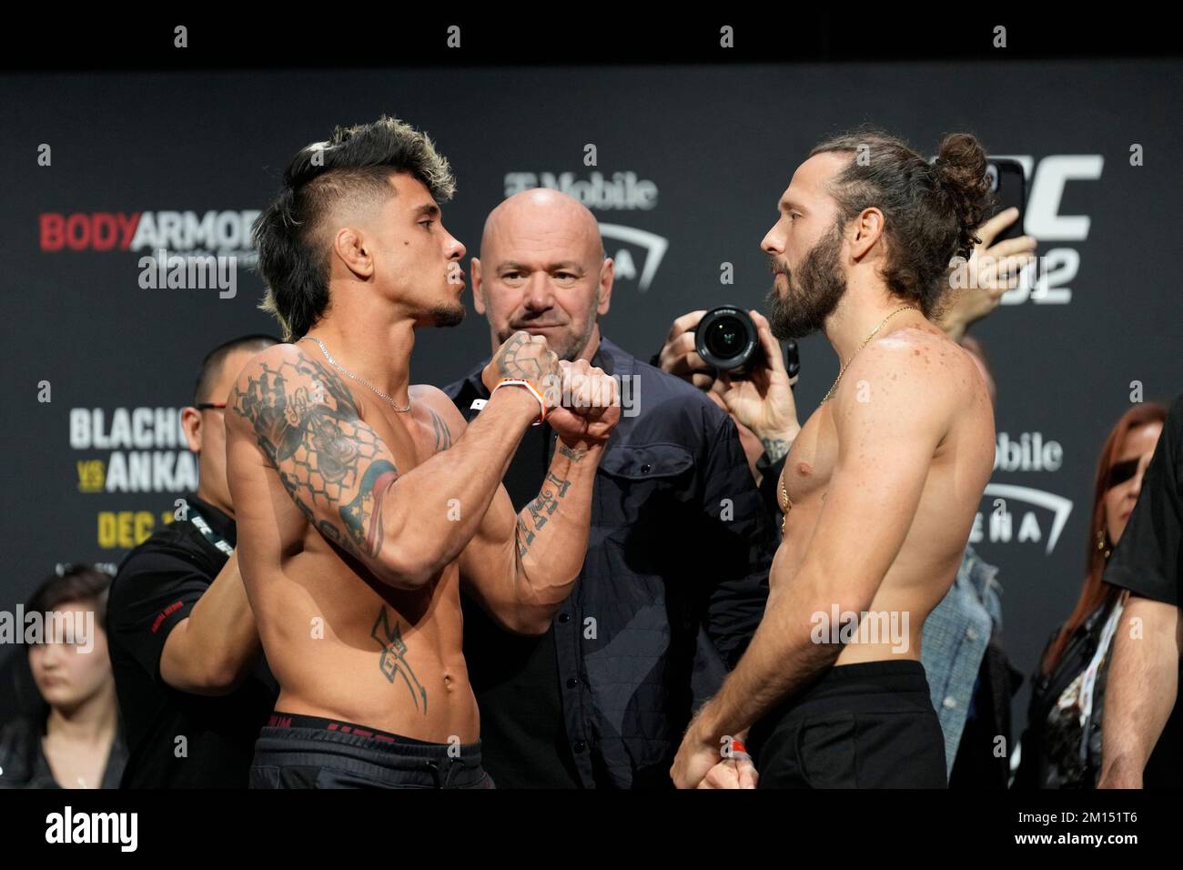 Las Vegas, USA. 09.. Dezember 2022. LAS VEGAS, NV - Dezember 9: TJ Brown (L) und Erik Silva (R) im Anschluss an die zeremoniellen Wiegeversuche in der MGM Grand Garden Arena für UFC 282 - Blachowicz vs Ankalaev : Zeremonielle Wiegeversuche am 9. Dezember 2022 in Las Vegas, NV, USA. (Foto: Louis Grasse/PxImages) Kredit: Px Images/Alamy Live News Stockfoto