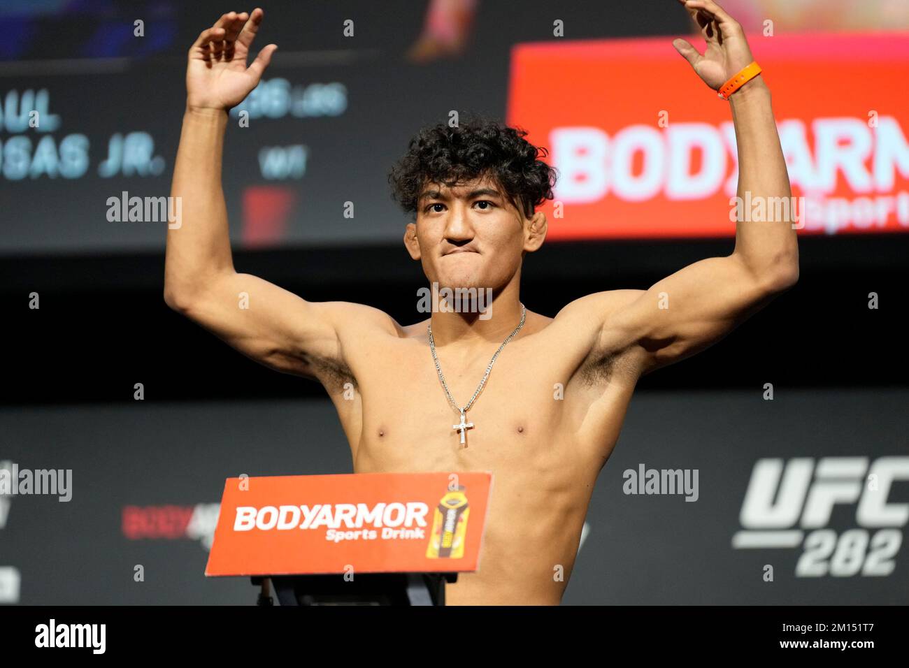 Las Vegas, USA. 09.. Dezember 2022. LAS VEGAS, NV - Dezember 9: Raul Rosas Jr. setzt sich für das zeremonielle Wiegen in der MGM Grand Garden Arena für UFC 282 auf die Waage - Blachowicz vs Ankalaev : Zeremonielle Wiegeversuche am 9. Dezember 2022 in Las Vegas, NV, USA. (Foto: Louis Grasse/PxImages) Kredit: Px Images/Alamy Live News Stockfoto