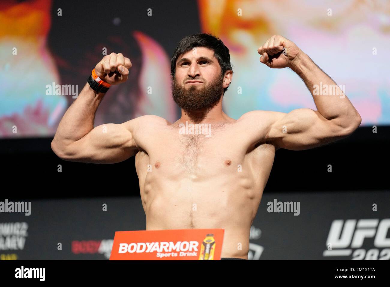 Las Vegas, USA. 09.. Dezember 2022. LAS VEGAS, NV - Dezember 9: Magomed Ankalaev tritt auf die Waage für das zeremonielle Wiegen in der MGM Grand Garden Arena für UFC 282 - Blachowicz vs Ankalaev : Zeremonielle Wiegeversuche am 9. Dezember 2022 in Las Vegas, NV, USA. (Foto: Louis Grasse/PxImages) Kredit: Px Images/Alamy Live News Stockfoto
