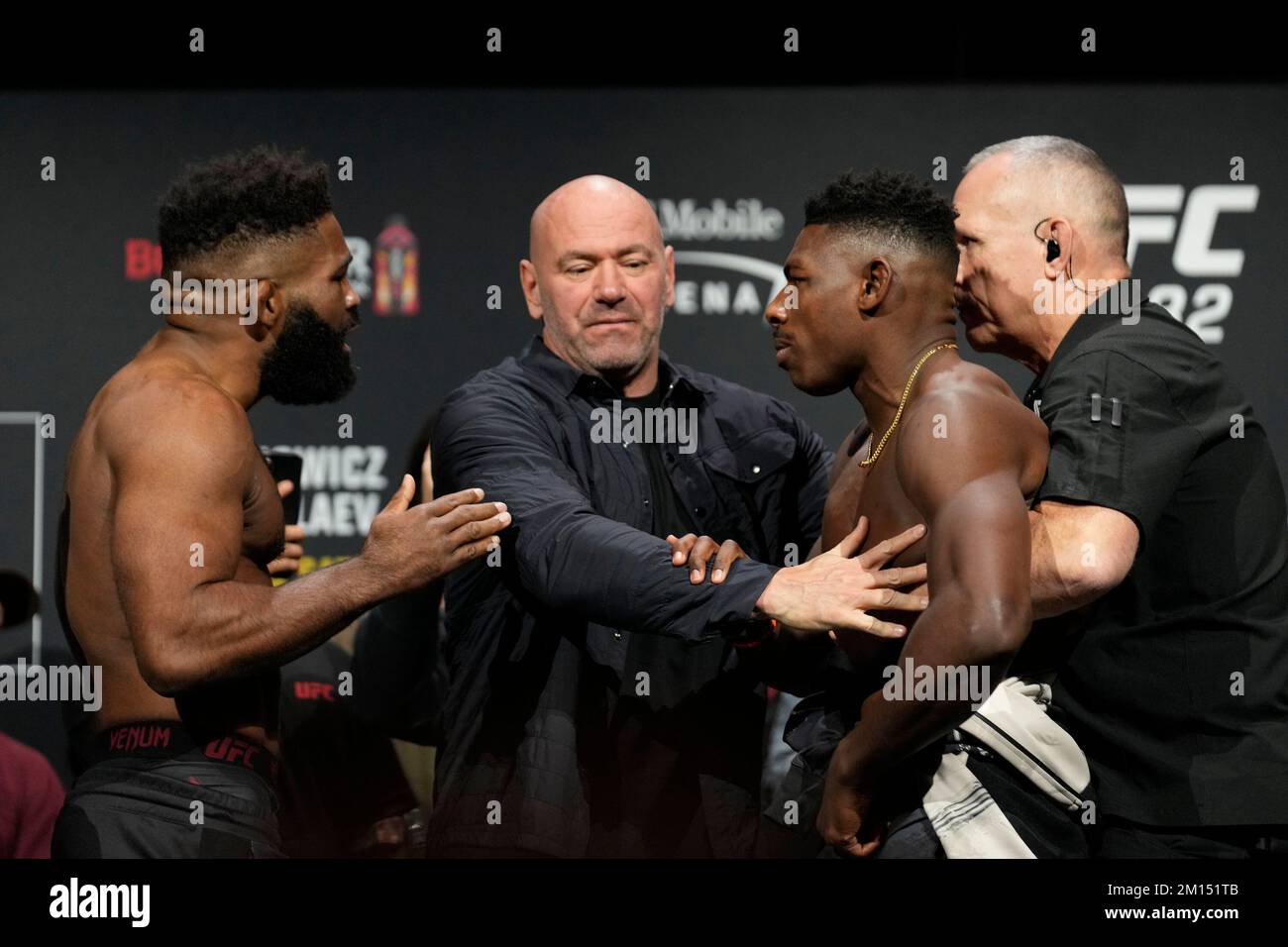 Las Vegas, USA. 09.. Dezember 2022. LAS VEGAS, NV - Dezember 9: Chris Curtis (L) und Joaquin Buckley (R): Angesicht nach den zeremoniellen Wiegeversuchen in der MGM Grand Garden Arena für UFC 282 - Blachowicz gegen Ankalaev: Zeremonielle Wiegeversuche am 9. Dezember 2022 in Las Vegas, NV, USA. (Foto: Louis Grasse/PxImages) Kredit: Px Images/Alamy Live News Stockfoto