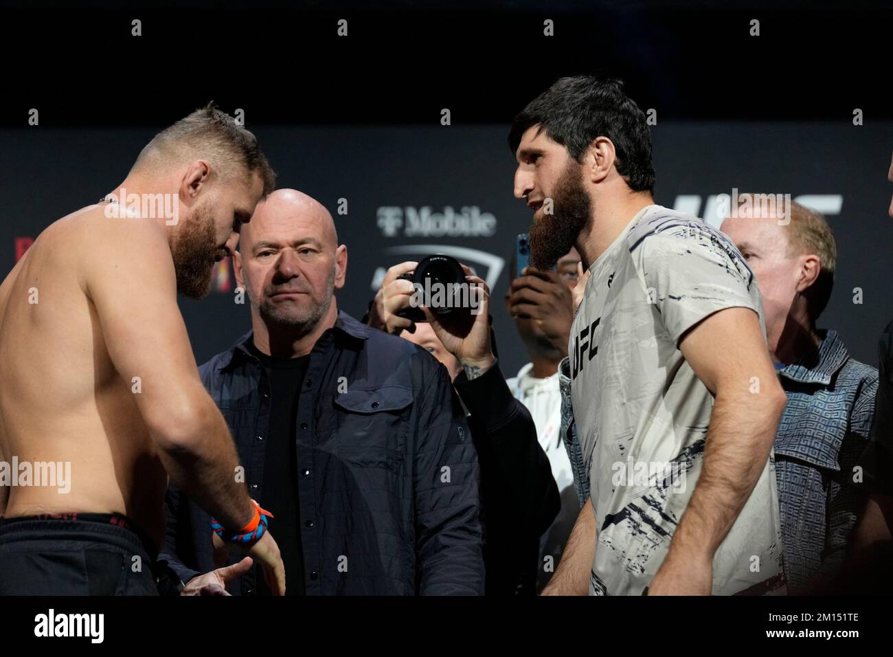 Las Vegas, USA. 09.. Dezember 2022. LAS VEGAS, NV - Dezember 9: Jan Blachowicz (L) und Magomed Ankalaev (R): Angesicht nach den zeremoniellen Wiegeversuchen in der MGM Grand Garden Arena für UFC 282 - Blachowicz vs Ankalaev: Zeremonielle Wiegeversuche am 9. Dezember 2022 in Las Vegas, NV, USA. (Foto: Louis Grasse/PxImages) Kredit: Px Images/Alamy Live News Stockfoto