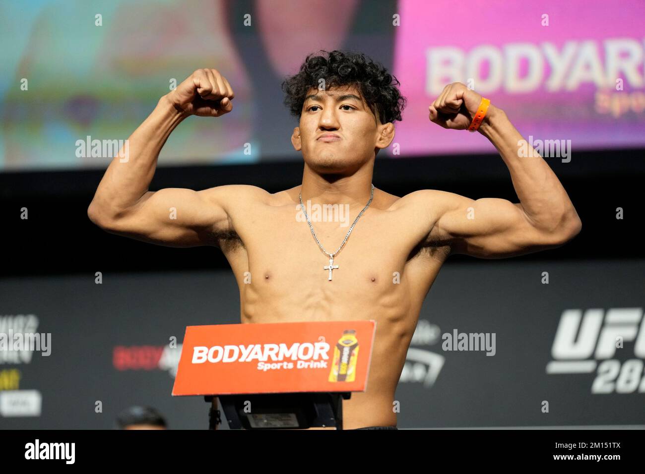 Las Vegas, USA. 09.. Dezember 2022. LAS VEGAS, NV - Dezember 9: Raul Rosas Jr. setzt sich für das zeremonielle Wiegen in der MGM Grand Garden Arena für UFC 282 auf die Waage - Blachowicz vs Ankalaev : Zeremonielle Wiegeversuche am 9. Dezember 2022 in Las Vegas, NV, USA. (Foto: Louis Grasse/PxImages) Kredit: Px Images/Alamy Live News Stockfoto