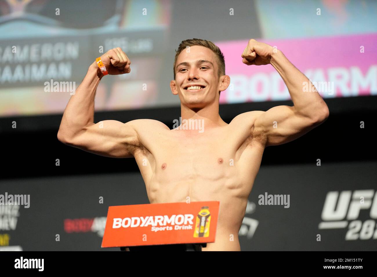 Las Vegas, USA. 09.. Dezember 2022. LAS VEGAS, NV - Dezember 9: Cameron Saaiman setzt sich für das zeremonielle Wiegen in der MGM Grand Garden Arena für UFC 282 auf die Waage - Blachowicz vs Ankalaev : Zeremonielle Wiegeversuche am 9. Dezember 2022 in Las Vegas, NV, USA. (Foto: Louis Grasse/PxImages) Kredit: Px Images/Alamy Live News Stockfoto