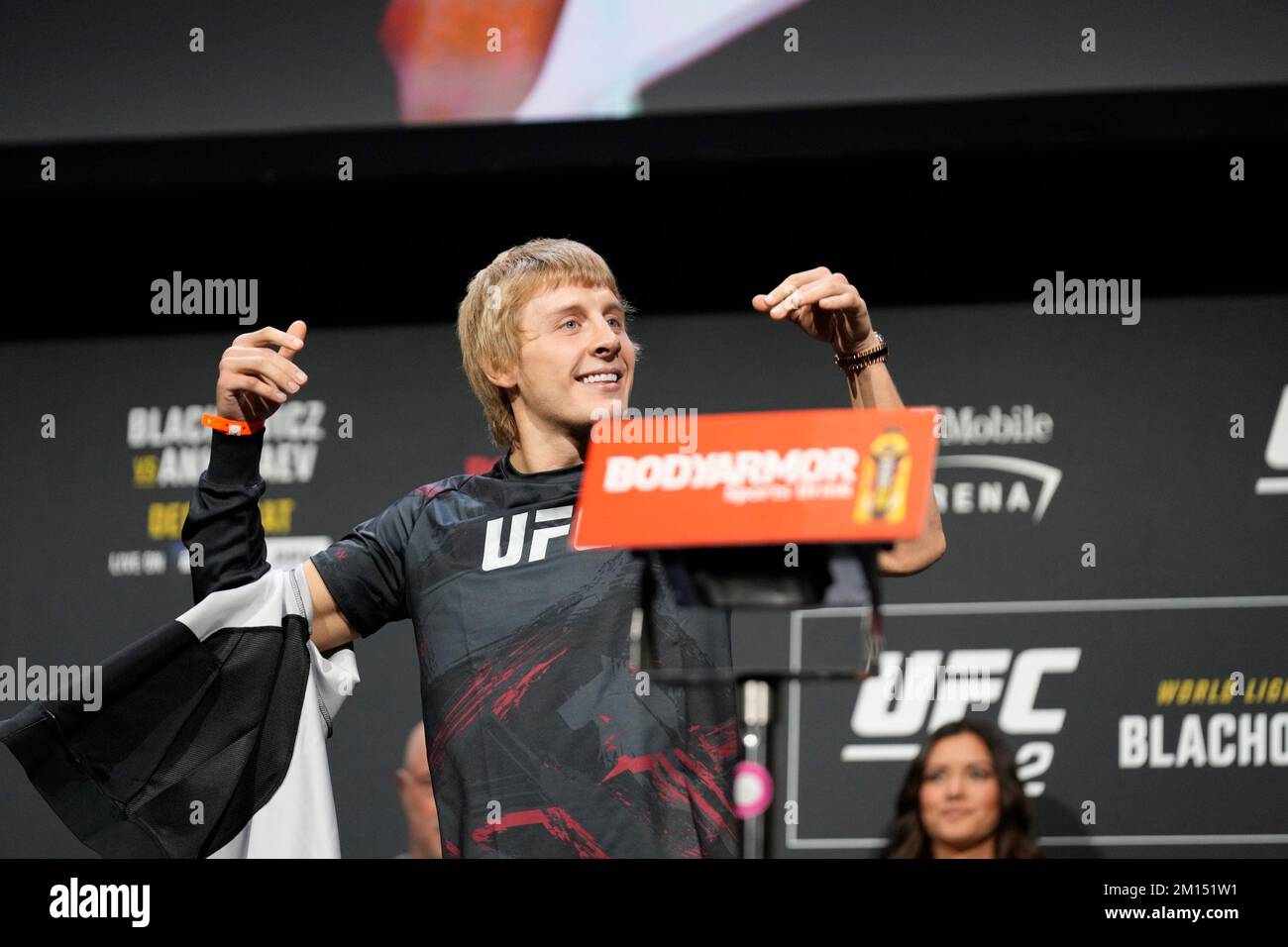 Las Vegas, USA. 09.. Dezember 2022. LAS VEGAS, NV - Dezember 9: Paddy Pimblett setzt sich auf die Waage für das zeremonielle Wiegen in der MGM Grand Garden Arena für UFC 282 - Blachowicz vs Ankalaev : Zeremonielle Wiegen am 9. Dezember 2022 in Las Vegas, NV, USA. (Foto: Louis Grasse/PxImages) Kredit: Px Images/Alamy Live News Stockfoto