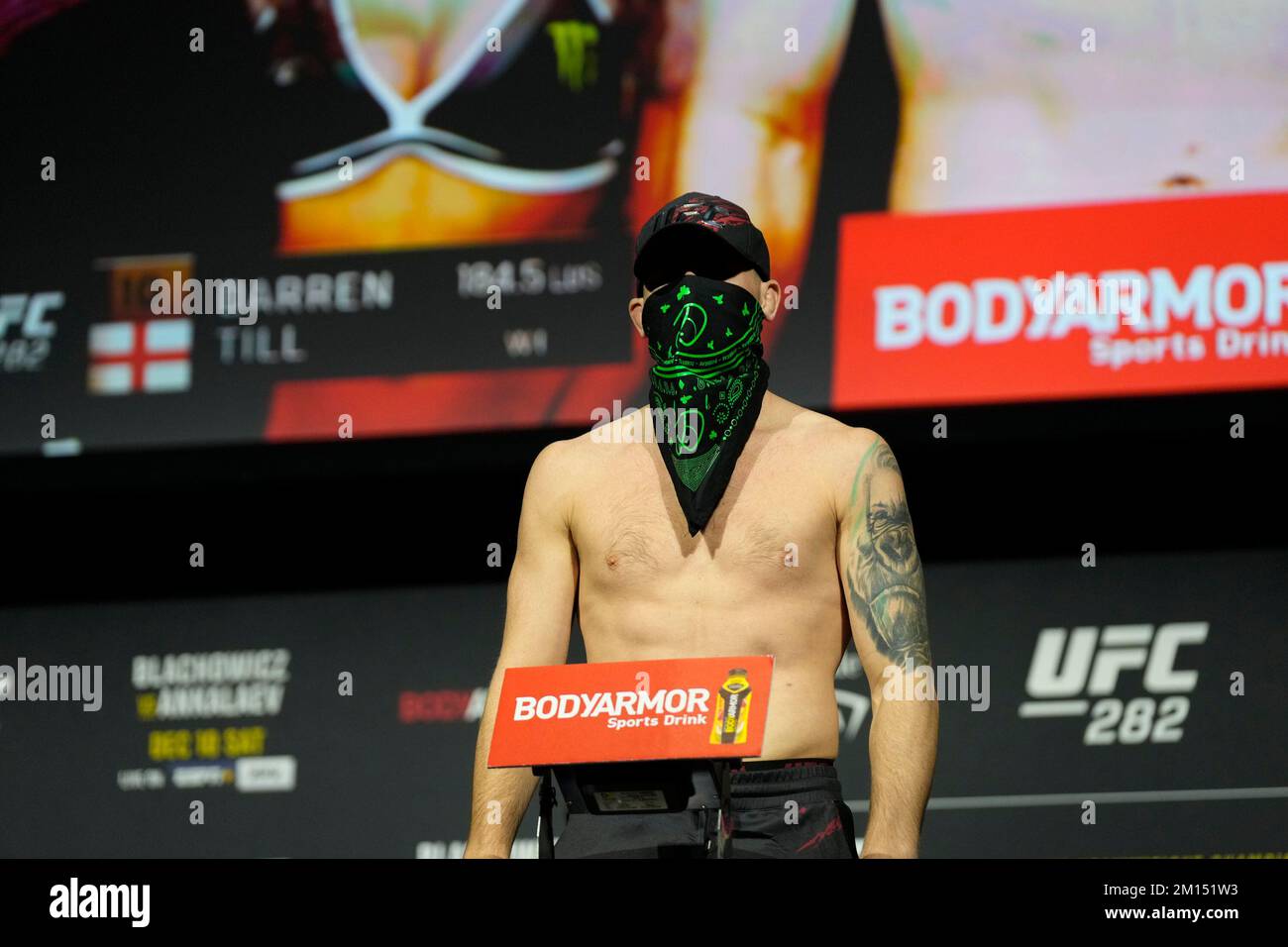 Las Vegas, USA. 09.. Dezember 2022. LAS VEGAS, NV - 9. Dezember: Darren Till Trees on the Scale for the Ceremonial Wieg-in in the MGM Grand Garden Arena for UFC 282 - Blachowicz vs Ankalaev : Zeremonielle Wiegeversuche am 9. Dezember 2022 in Las Vegas, NV, USA. (Foto: Louis Grasse/PxImages) Kredit: Px Images/Alamy Live News Stockfoto