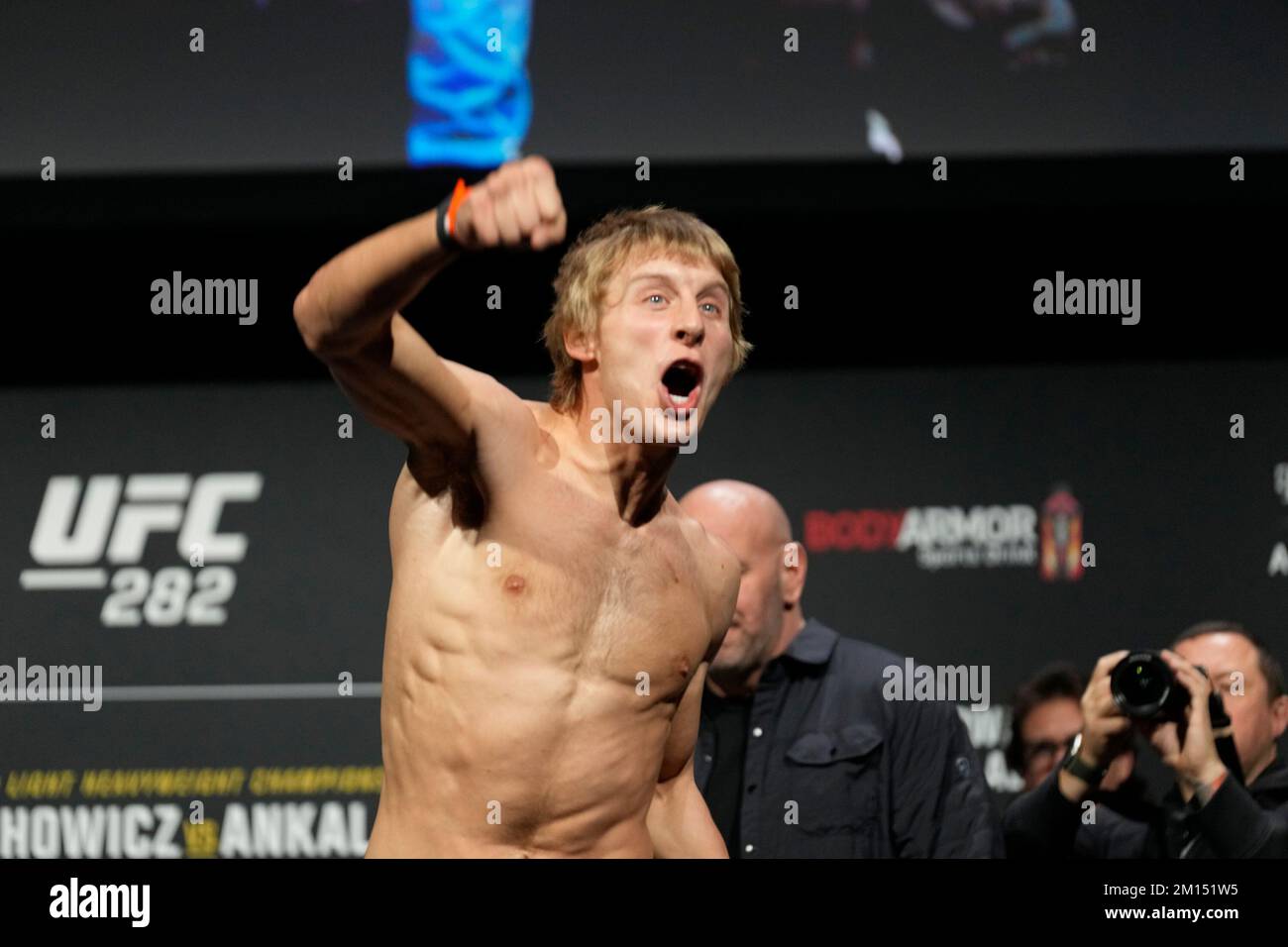 Las Vegas, USA. 09.. Dezember 2022. LAS VEGAS, NV - Dezember 9: Paddy Pimblett setzt sich auf die Waage für das zeremonielle Wiegen in der MGM Grand Garden Arena für UFC 282 - Blachowicz vs Ankalaev : Zeremonielle Wiegen am 9. Dezember 2022 in Las Vegas, NV, USA. (Foto: Louis Grasse/PxImages) Kredit: Px Images/Alamy Live News Stockfoto
