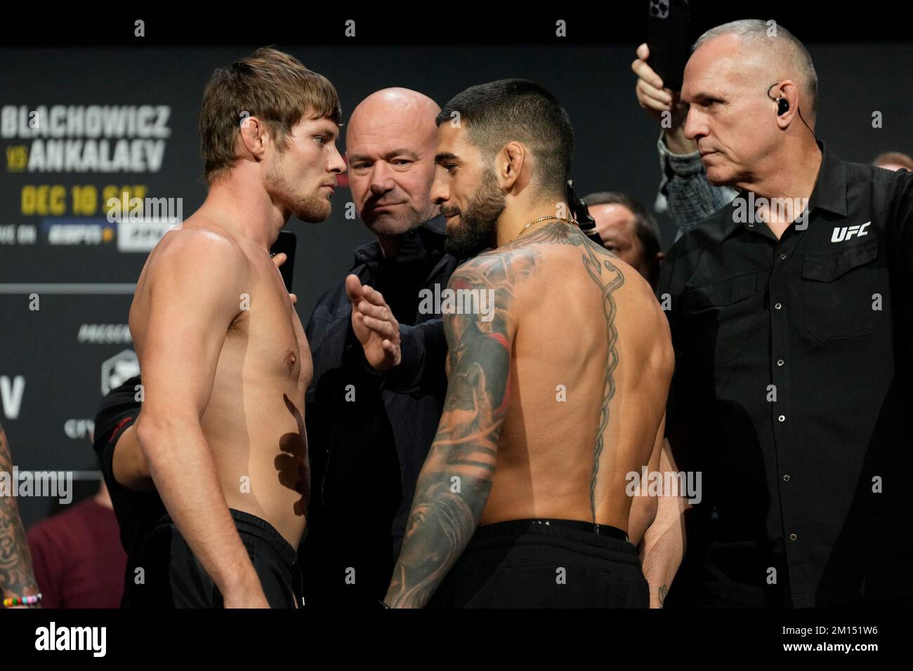 Las Vegas, USA. 09.. Dezember 2022. LAS VEGAS, NV - Dezember 9: Bryce Mitchell (L) und Ilia Topuria (R): Angesicht nach den zeremoniellen Wiegeversuchen in der MGM Grand Garden Arena für UFC 282 - Blachowicz vs Ankalaev: Zeremonielle Wiegeversuche am 9. Dezember 2022 in Las Vegas, NV, USA. (Foto: Louis Grasse/PxImages) Kredit: Px Images/Alamy Live News Stockfoto