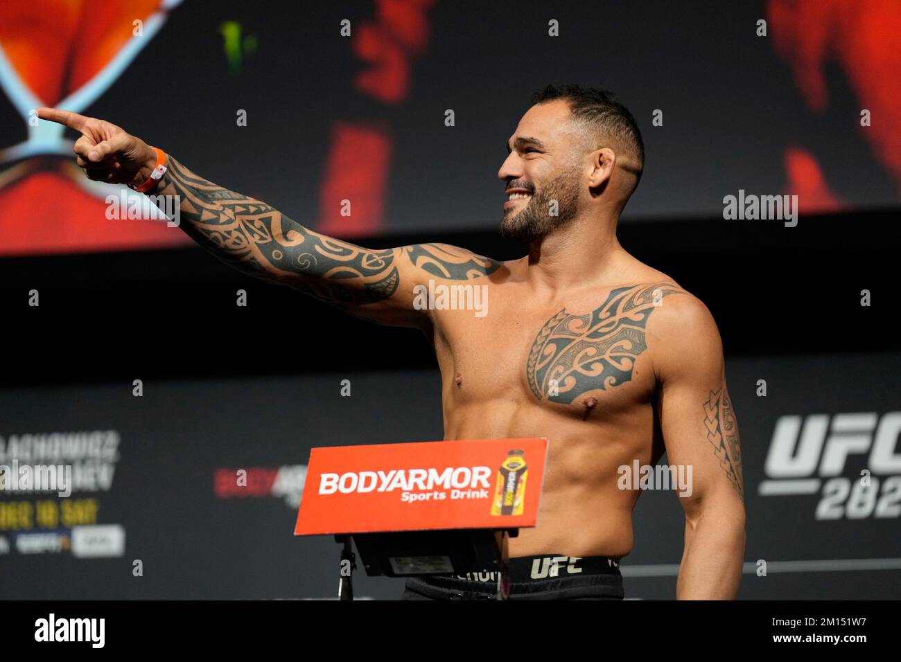Las Vegas, USA. 09.. Dezember 2022. LAS VEGAS, NV - Dezember 9: Santiago Ponzinibbio setzt sich auf die Waage für das zeremonielle Wiegen in der MGM Grand Garden Arena für UFC 282 - Blachowicz vs Ankalaev : Zeremonielle Wiegeversuche am 9. Dezember 2022 in Las Vegas, NV, USA. (Foto: Louis Grasse/PxImages) Kredit: Px Images/Alamy Live News Stockfoto
