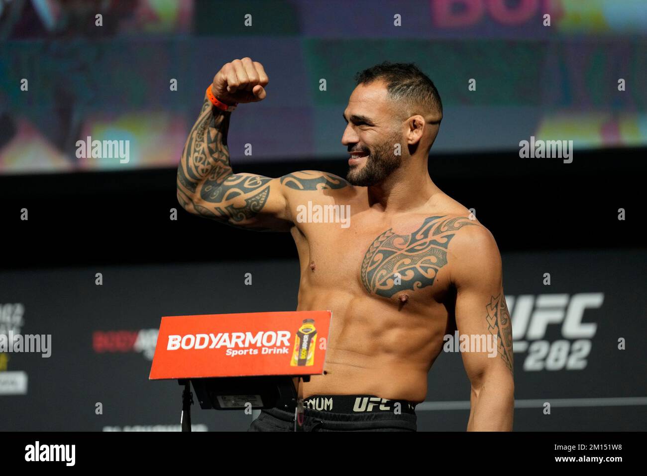 Las Vegas, USA. 09.. Dezember 2022. LAS VEGAS, NV - Dezember 9: Santiago Ponzinibbio setzt sich auf die Waage für das zeremonielle Wiegen in der MGM Grand Garden Arena für UFC 282 - Blachowicz vs Ankalaev : Zeremonielle Wiegeversuche am 9. Dezember 2022 in Las Vegas, NV, USA. (Foto: Louis Grasse/PxImages) Kredit: Px Images/Alamy Live News Stockfoto