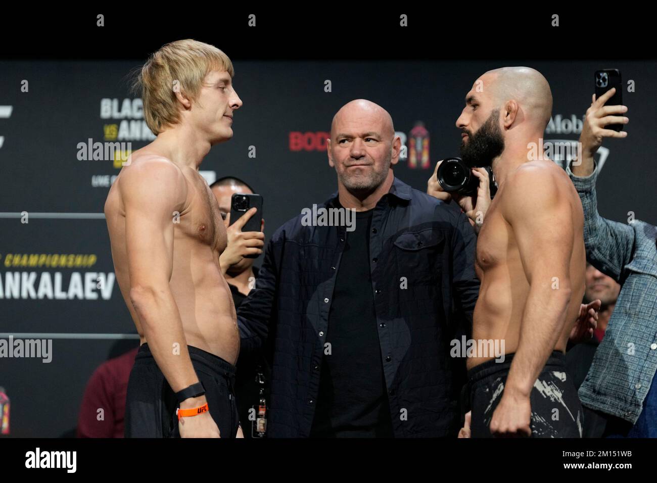 Las Vegas, USA. 09.. Dezember 2022. LAS VEGAS, NV - Dezember 9: Paddy Pimblett (L) und Jared Gordon (R) im Angesicht der zeremoniellen Wiegeversuche in der MGM Grand Garden Arena für UFC 282 - Blachowicz vs Ankalaev : Zeremonielle Wiegeversuche am 9. Dezember 2022 in Las Vegas, NV, USA. (Foto: Louis Grasse/PxImages) Kredit: Px Images/Alamy Live News Stockfoto