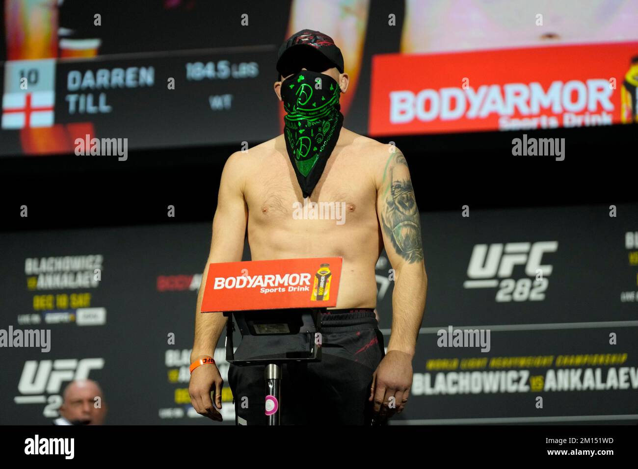 Las Vegas, USA. 09.. Dezember 2022. LAS VEGAS, NV - 9. Dezember: Darren Till Trees on the Scale for the Ceremonial Wieg-in in the MGM Grand Garden Arena for UFC 282 - Blachowicz vs Ankalaev : Zeremonielle Wiegeversuche am 9. Dezember 2022 in Las Vegas, NV, USA. (Foto: Louis Grasse/PxImages) Kredit: Px Images/Alamy Live News Stockfoto