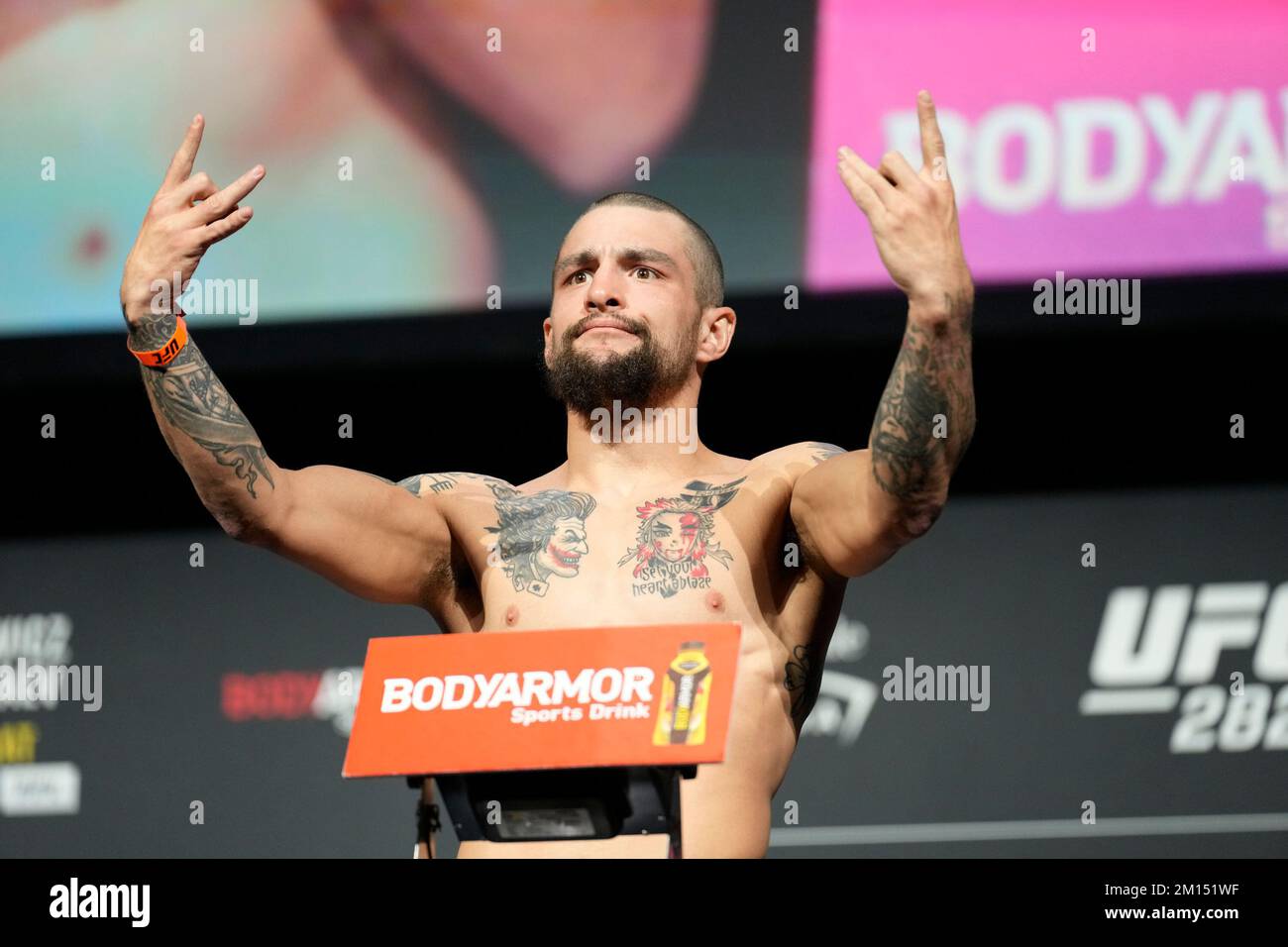 Las Vegas, USA. 09.. Dezember 2022. LAS VEGAS, NV - Dezember 9: Jay Perrin tritt auf die Waage für das zeremonielle Wiegen in der MGM Grand Garden Arena für UFC 282 - Blachowicz vs. Ankalaev : Zeremonielle Wiegeversuche am 9. Dezember 2022 in Las Vegas, NV, USA. (Foto: Louis Grasse/PxImages) Kredit: Px Images/Alamy Live News Stockfoto