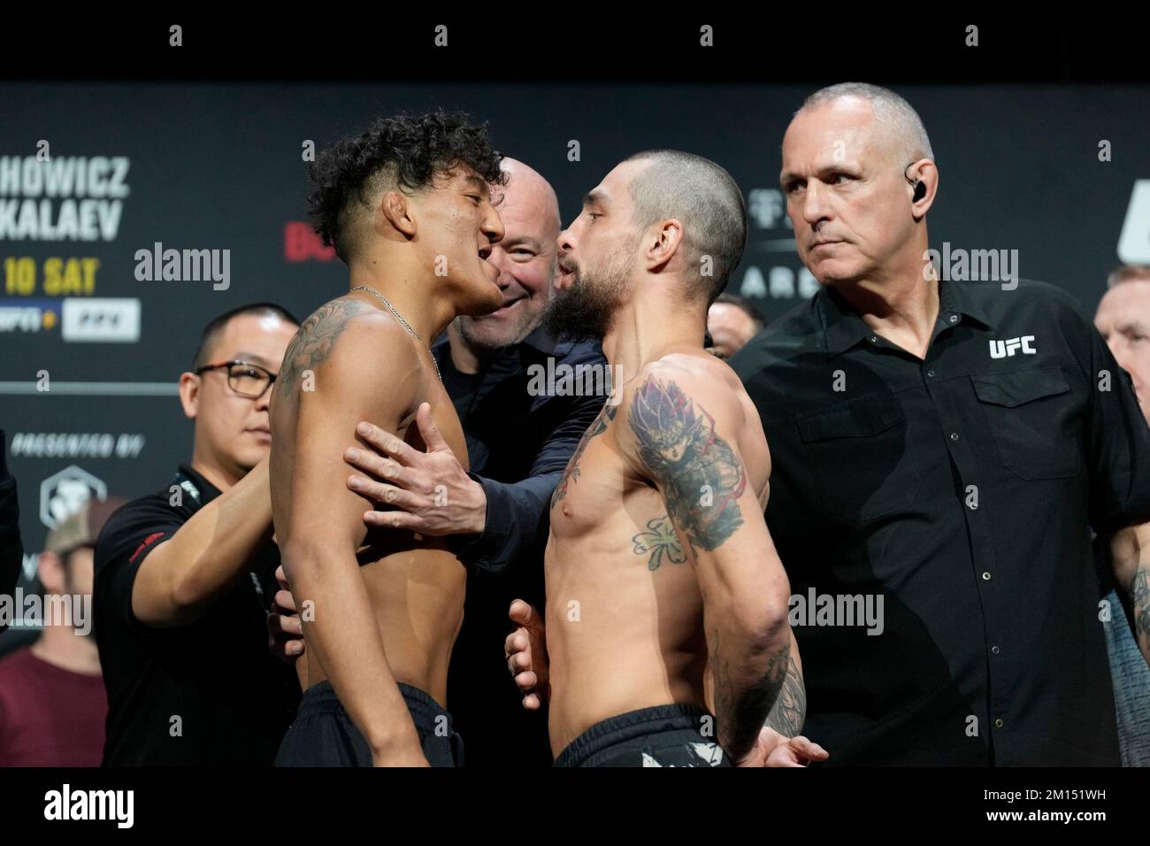 Las Vegas, USA. 09.. Dezember 2022. LAS VEGAS, NV - 9. Dezember: Raul Rosas Jr. (L) und Jay Perrin (R) nach den zeremoniellen Wiegeversuchen in der MGM Grand Garden Arena für UFC 282 - Blachowicz vs Ankalaev : Zeremonielle Wiegeversuche am 9. Dezember 2022 in Las Vegas, NV, USA. (Foto: Louis Grasse/PxImages) Kredit: Px Images/Alamy Live News Stockfoto