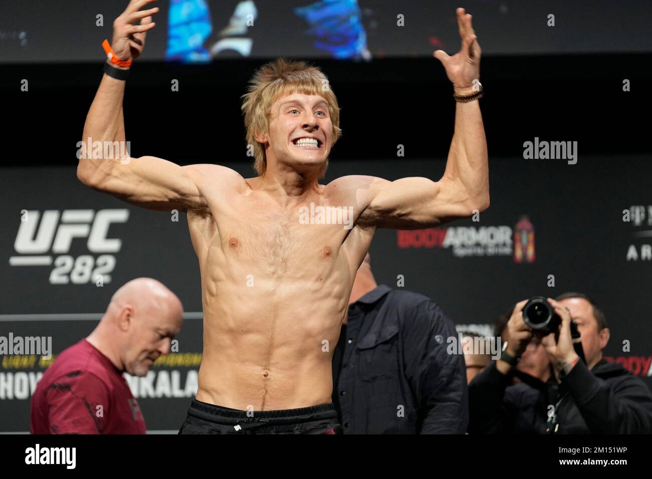 Las Vegas, USA. 09.. Dezember 2022. LAS VEGAS, NV - Dezember 9: Paddy Pimblett setzt sich auf die Waage für das zeremonielle Wiegen in der MGM Grand Garden Arena für UFC 282 - Blachowicz vs Ankalaev : Zeremonielle Wiegen am 9. Dezember 2022 in Las Vegas, NV, USA. (Foto: Louis Grasse/PxImages) Kredit: Px Images/Alamy Live News Stockfoto