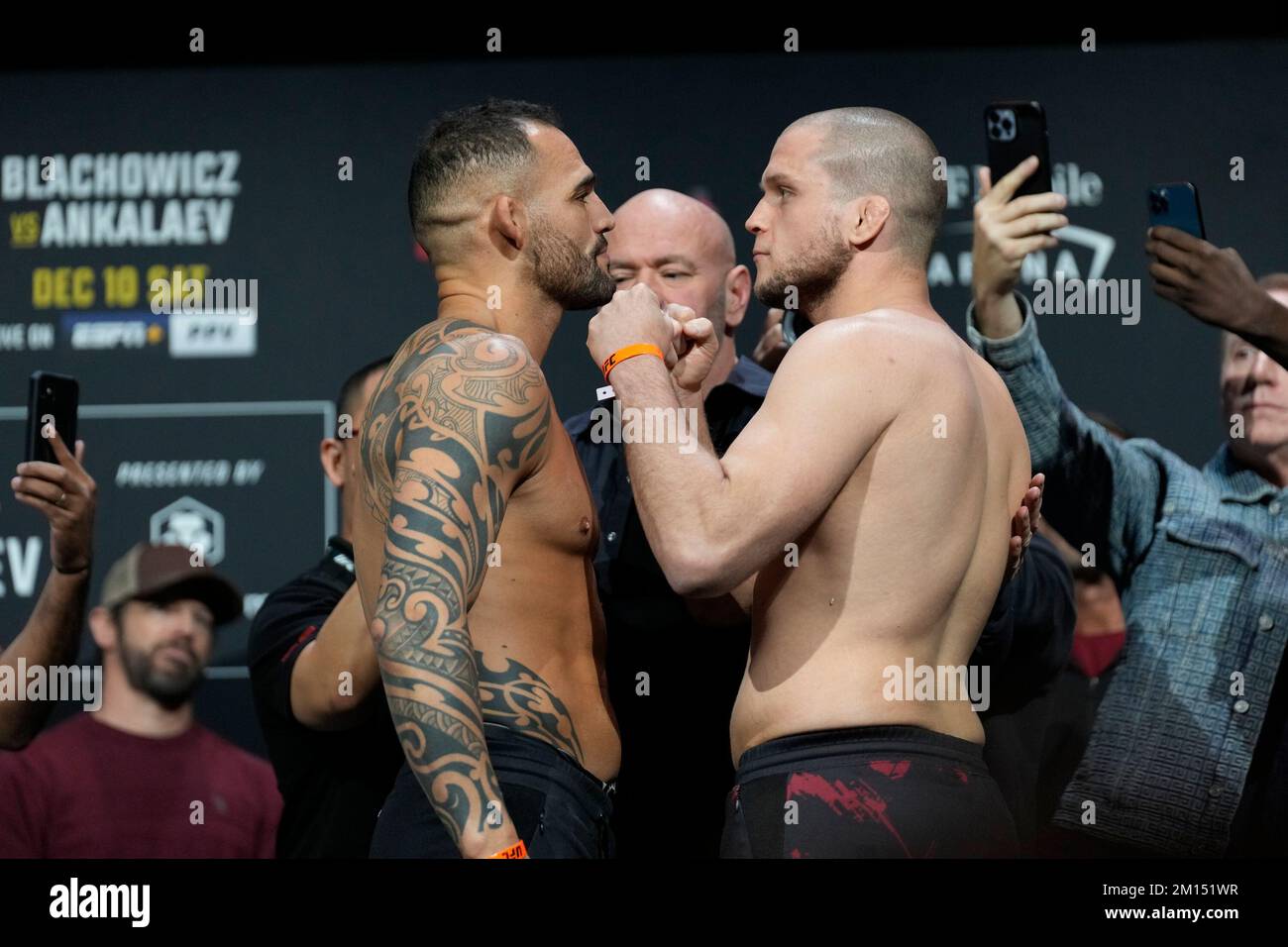 Las Vegas, USA. 09.. Dezember 2022. LAS VEGAS, NV - Dezember 9: Santiago Ponzinibbio (L) und Alex Moreno (R): Angesicht nach den zeremoniellen Wiegeversuchen in der MGM Grand Garden Arena für UFC 282 - Blachowicz vs Ankalaev: Zeremonielle Wiegeversuche am 9. Dezember 2022 in Las Vegas, NV, USA. (Foto: Louis Grasse/PxImages) Kredit: Px Images/Alamy Live News Stockfoto