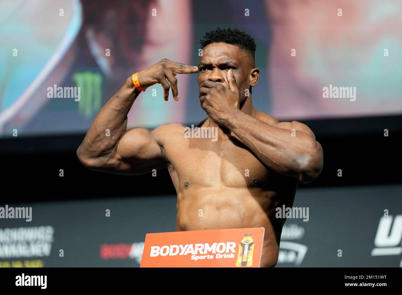 Las Vegas, USA. 09.. Dezember 2022. LAS VEGAS, NV - Dezember 9: Dalcha Lungiambula tritt auf die Waage für das zeremonielle Wiegen in der MGM Grand Garden Arena für UFC 282 - Blachowicz vs Ankalaev : Zeremonielle Wiegeversuche am 9. Dezember 2022 in Las Vegas, NV, USA. (Foto: Louis Grasse/PxImages) Kredit: Px Images/Alamy Live News Stockfoto