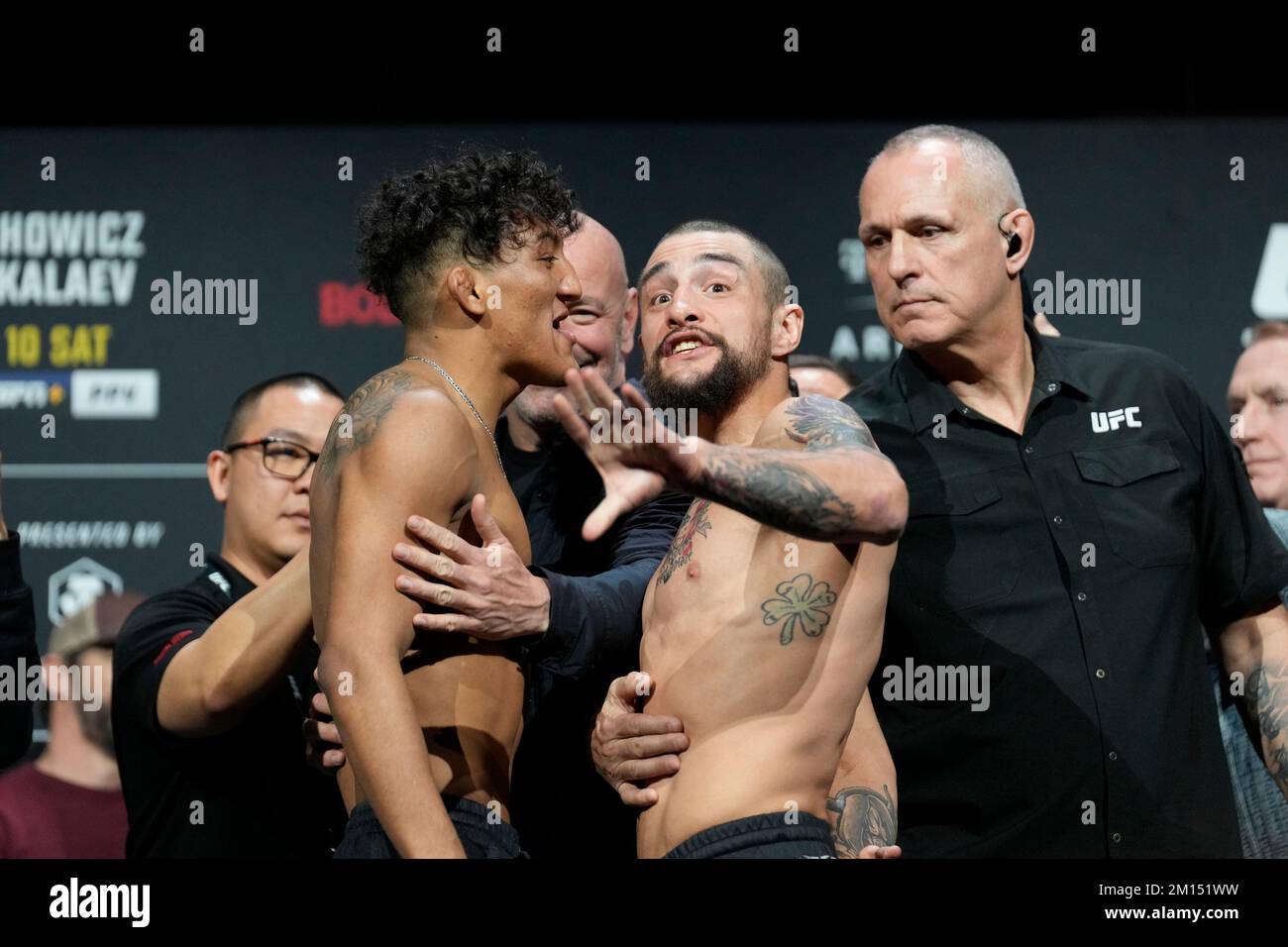 Las Vegas, USA. 09.. Dezember 2022. LAS VEGAS, NV - 9. Dezember: Raul Rosas Jr. (L) und Jay Perrin (R) nach den zeremoniellen Wiegeversuchen in der MGM Grand Garden Arena für UFC 282 - Blachowicz vs Ankalaev : Zeremonielle Wiegeversuche am 9. Dezember 2022 in Las Vegas, NV, USA. (Foto: Louis Grasse/PxImages) Kredit: Px Images/Alamy Live News Stockfoto