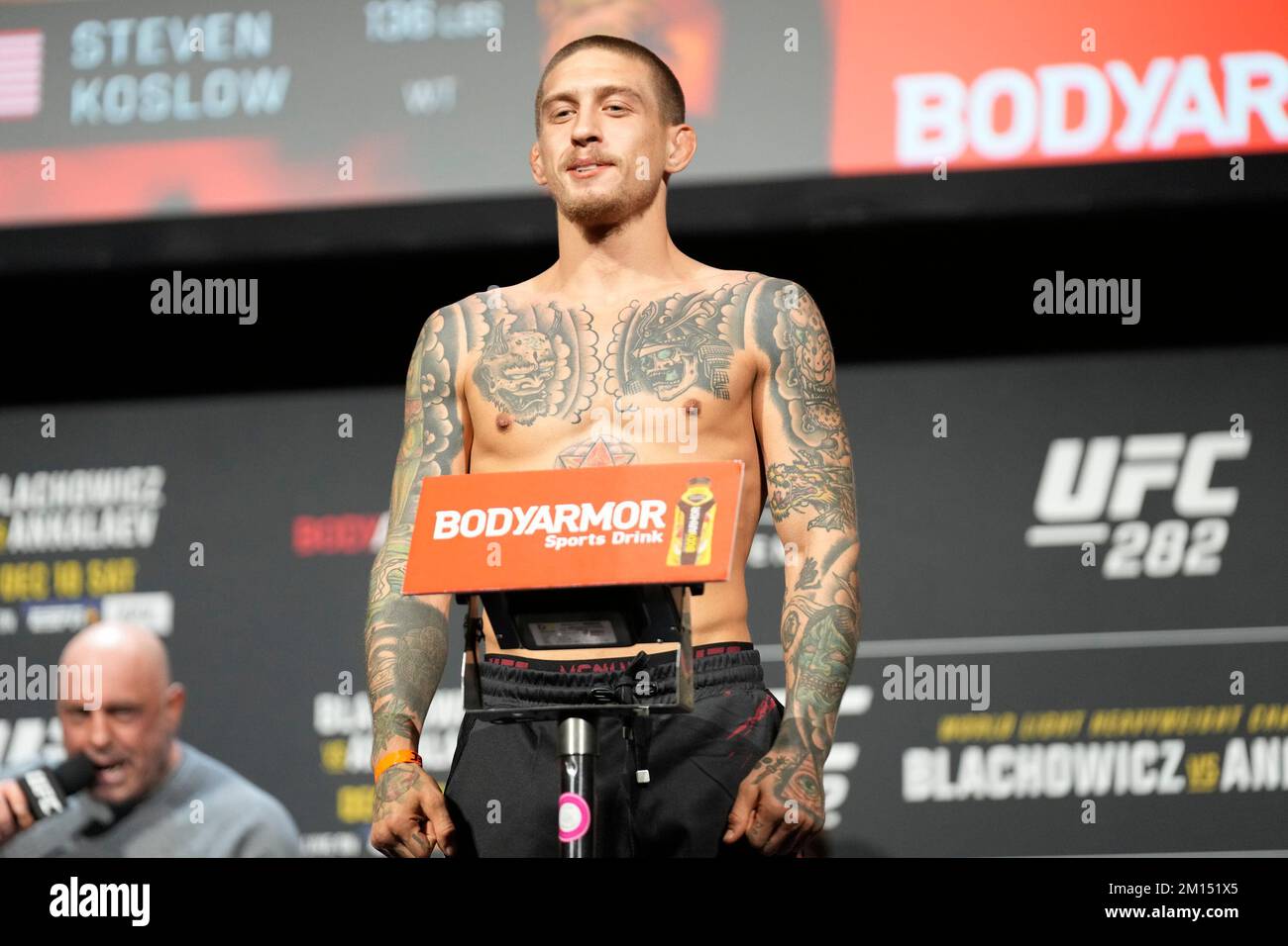 Las Vegas, USA. 09.. Dezember 2022. LAS VEGAS, NV - Dezember 9: Steven Koslow betritt die Waage für das zeremonielle Wiegen in der MGM Grand Garden Arena für UFC 282 - Blachowicz vs. Ankalaev : Zeremonielle Wiegeversuche am 9. Dezember 2022 in Las Vegas, NV, USA. (Foto: Louis Grasse/PxImages) Kredit: Px Images/Alamy Live News Stockfoto