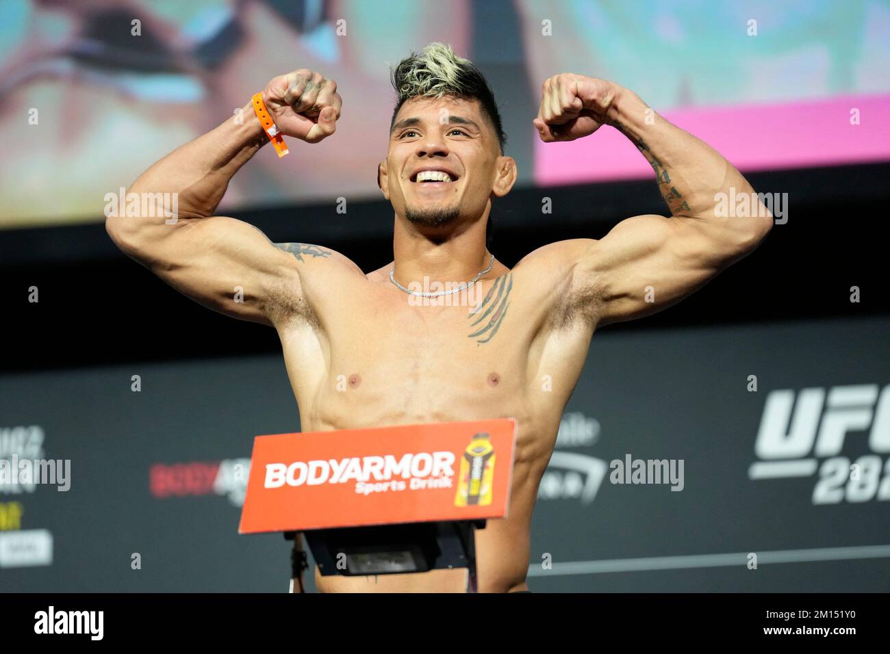 Las Vegas, USA. 09.. Dezember 2022. LAS VEGAS, NV - 9. Dezember: Erik Silva betritt die Waage für das zeremonielle Wiegen in der MGM Grand Garden Arena für UFC 282 - Blachowicz vs. Ankalaev: Zeremonielle Wiegeversuche am 9. Dezember 2022 in Las Vegas, NV, USA. (Foto: Louis Grasse/PxImages) Kredit: Px Images/Alamy Live News Stockfoto