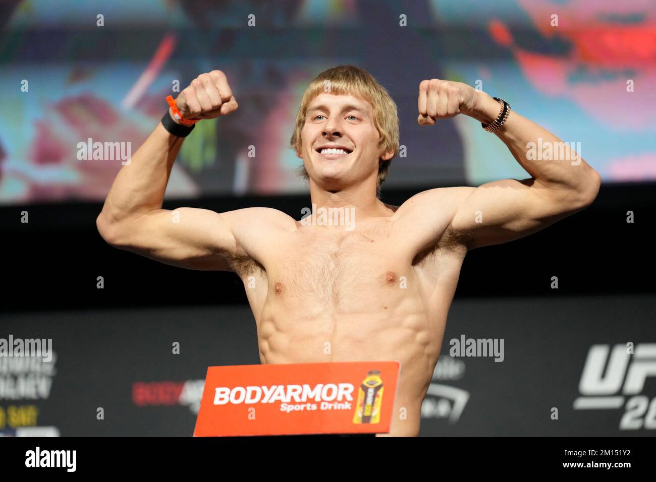 Las Vegas, USA. 09.. Dezember 2022. LAS VEGAS, NV - Dezember 9: Paddy Pimblett setzt sich auf die Waage für das zeremonielle Wiegen in der MGM Grand Garden Arena für UFC 282 - Blachowicz vs Ankalaev : Zeremonielle Wiegen am 9. Dezember 2022 in Las Vegas, NV, USA. (Foto: Louis Grasse/PxImages) Kredit: Px Images/Alamy Live News Stockfoto