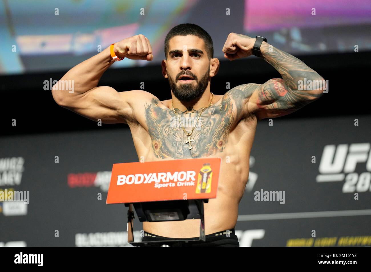 Las Vegas, USA. 09.. Dezember 2022. LAS VEGAS, NV - Dezember 9: Ilia Topuria tritt auf die Waage für das zeremonielle Wiegen in der MGM Grand Garden Arena für UFC 282 - Blachowicz vs. Ankalaev : Zeremonielle Wiegeversuche am 9. Dezember 2022 in Las Vegas, NV, USA. (Foto: Louis Grasse/PxImages) Kredit: Px Images/Alamy Live News Stockfoto