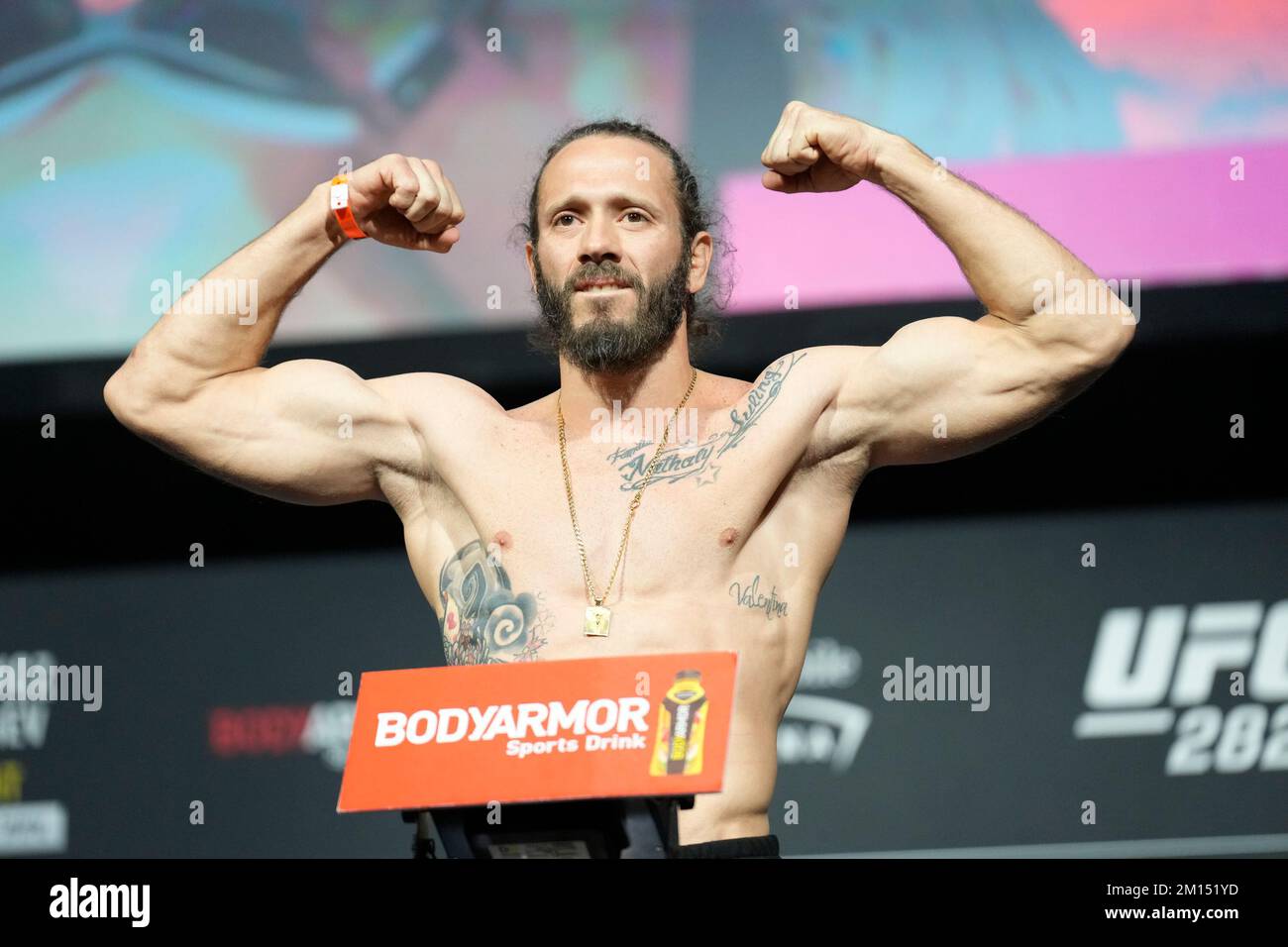 Las Vegas, USA. 09.. Dezember 2022. LAS VEGAS, NV - 9. Dezember: Erik Silva betritt die Waage für das zeremonielle Wiegen in der MGM Grand Garden Arena für UFC 282 - Blachowicz vs. Ankalaev: Zeremonielle Wiegeversuche am 9. Dezember 2022 in Las Vegas, NV, USA. (Foto: Louis Grasse/PxImages) Kredit: Px Images/Alamy Live News Stockfoto