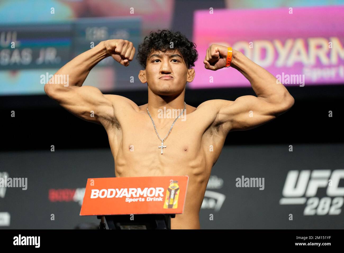 Las Vegas, USA. 09.. Dezember 2022. LAS VEGAS, NV - Dezember 9: Raul Rosas Jr. setzt sich für das zeremonielle Wiegen in der MGM Grand Garden Arena für UFC 282 auf die Waage - Blachowicz vs Ankalaev : Zeremonielle Wiegeversuche am 9. Dezember 2022 in Las Vegas, NV, USA. (Foto: Louis Grasse/PxImages) Kredit: Px Images/Alamy Live News Stockfoto