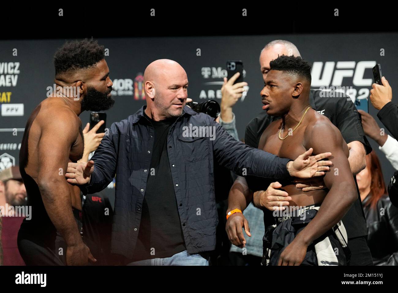 Las Vegas, USA. 09.. Dezember 2022. LAS VEGAS, NV - Dezember 9: Chris Curtis (L) und Joaquin Buckley (R): Angesicht nach den zeremoniellen Wiegeversuchen in der MGM Grand Garden Arena für UFC 282 - Blachowicz gegen Ankalaev: Zeremonielle Wiegeversuche am 9. Dezember 2022 in Las Vegas, NV, USA. (Foto: Louis Grasse/PxImages) Kredit: Px Images/Alamy Live News Stockfoto