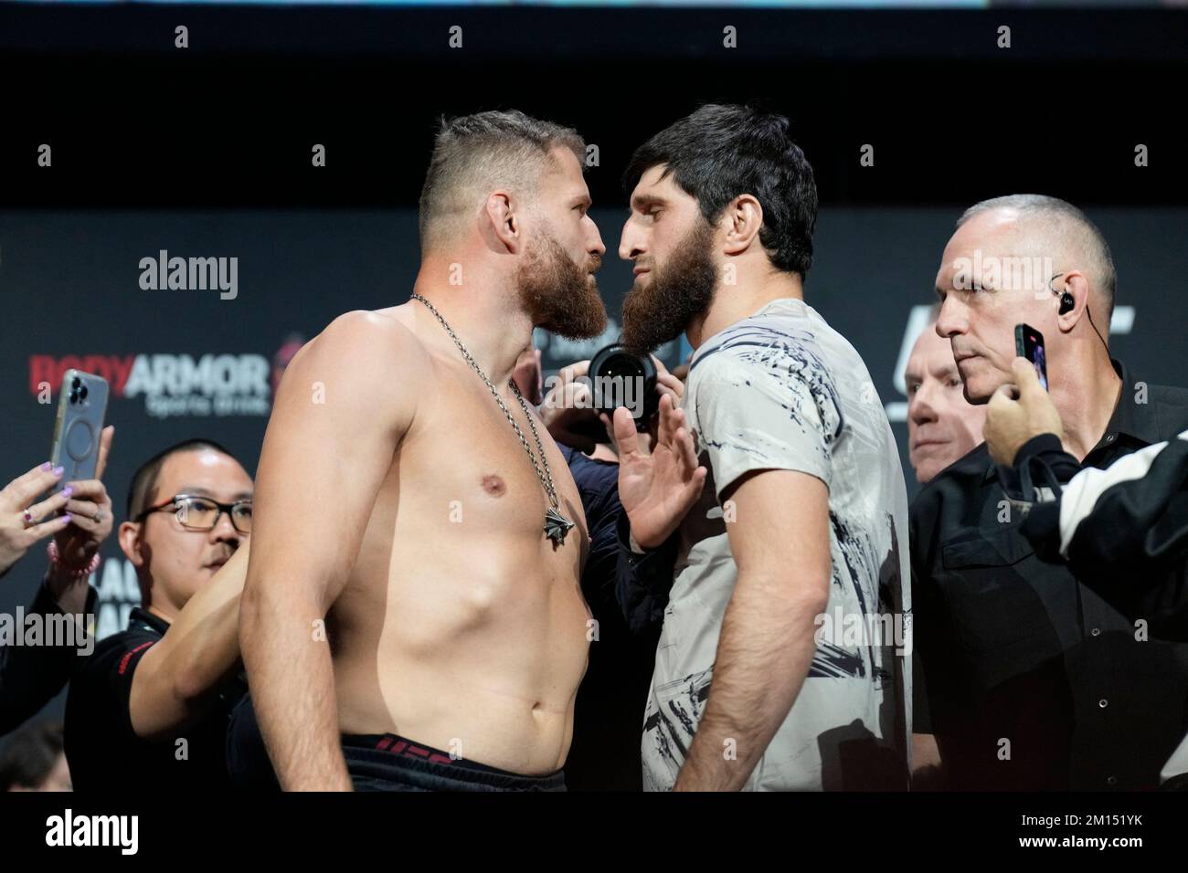 Las Vegas, USA. 09.. Dezember 2022. LAS VEGAS, NV - Dezember 9: Jan Blachowicz (L) und Magomed Ankalaev (R): Angesicht nach den zeremoniellen Wiegeversuchen in der MGM Grand Garden Arena für UFC 282 - Blachowicz vs Ankalaev: Zeremonielle Wiegeversuche am 9. Dezember 2022 in Las Vegas, NV, USA. (Foto: Louis Grasse/PxImages) Kredit: Px Images/Alamy Live News Stockfoto