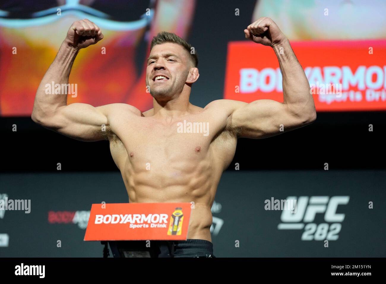 Las Vegas, USA. 09.. Dezember 2022. LAS VEGAS, NV - Dezember 9: Dricus Du Plessis setzt sich auf die Waage für das zeremonielle Wiegen in der MGM Grand Garden Arena für UFC 282 - Blachowicz vs Ankalaev : Zeremonielle Wiegeversuche am 9. Dezember 2022 in Las Vegas, NV, USA. (Foto: Louis Grasse/PxImages) Kredit: Px Images/Alamy Live News Stockfoto