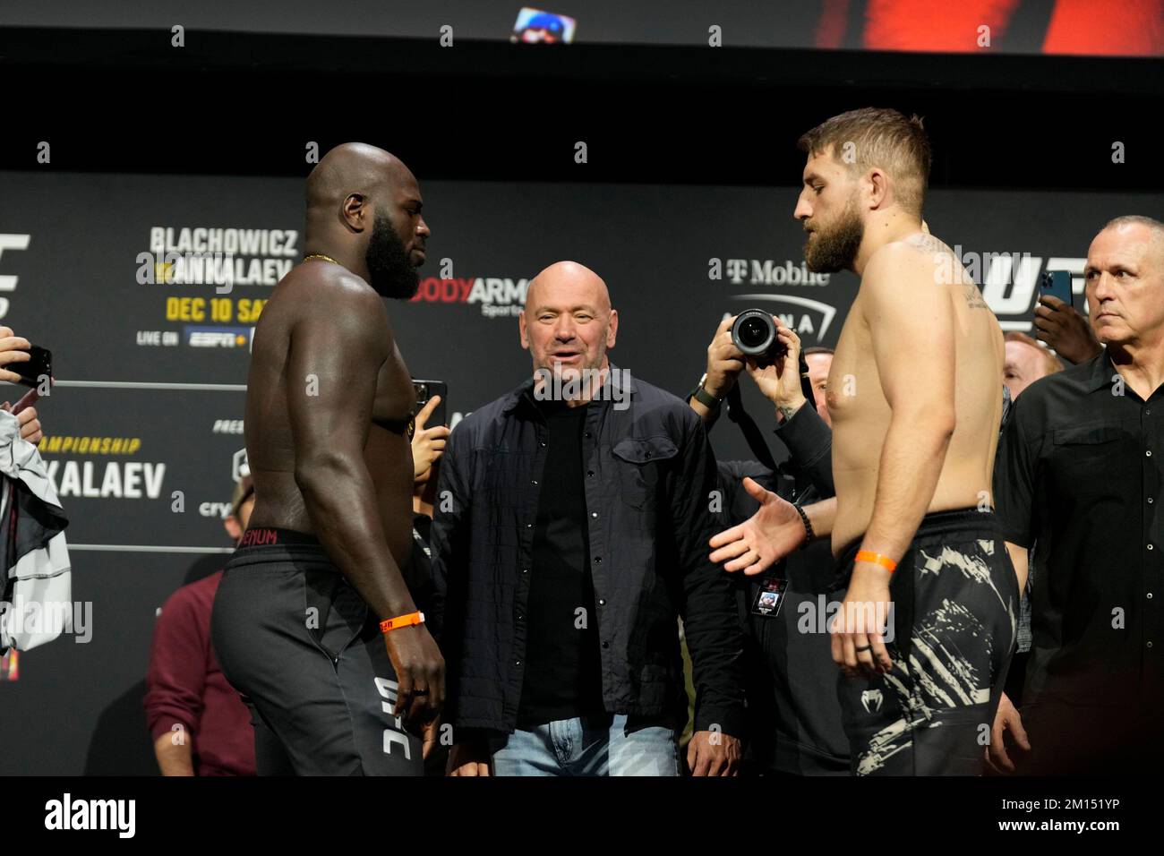 Las Vegas, USA. 09.. Dezember 2022. LAS VEGAS, NV - Dezember 9: Jairzinho Rozenstruik (L) und Chris Daukaus (R) nach den zeremoniellen Wiegeversuchen in der MGM Grand Garden Arena für UFC 282 - Blachowicz vs Ankalaev: Zeremonielle Wiegeversuche am 9. Dezember 2022 in Las Vegas, NV, USA. (Foto: Louis Grasse/PxImages) Kredit: Px Images/Alamy Live News Stockfoto