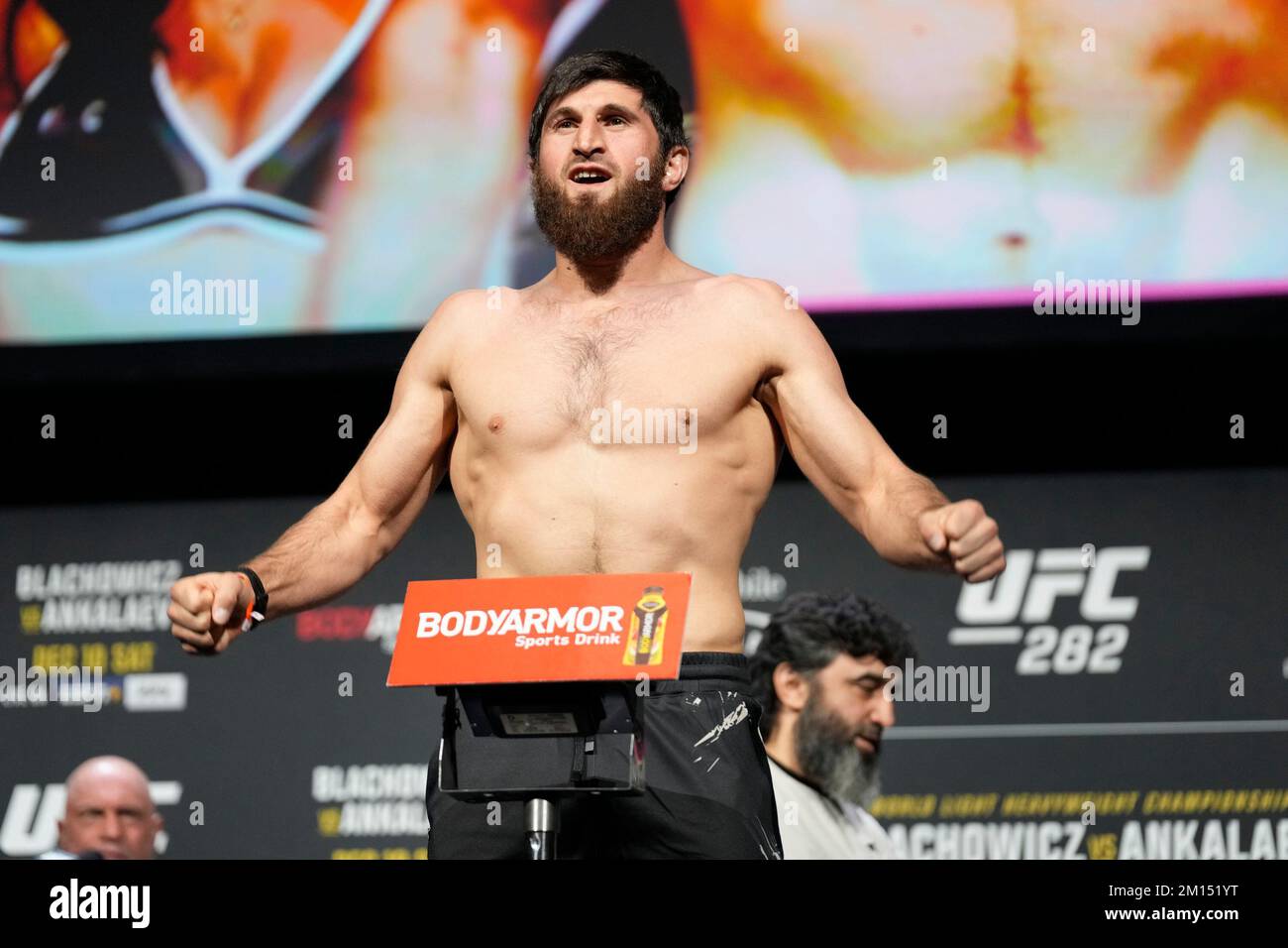 Las Vegas, USA. 09.. Dezember 2022. LAS VEGAS, NV - Dezember 9: Magomed Ankalaev tritt auf die Waage für das zeremonielle Wiegen in der MGM Grand Garden Arena für UFC 282 - Blachowicz vs Ankalaev : Zeremonielle Wiegeversuche am 9. Dezember 2022 in Las Vegas, NV, USA. (Foto: Louis Grasse/PxImages) Kredit: Px Images/Alamy Live News Stockfoto
