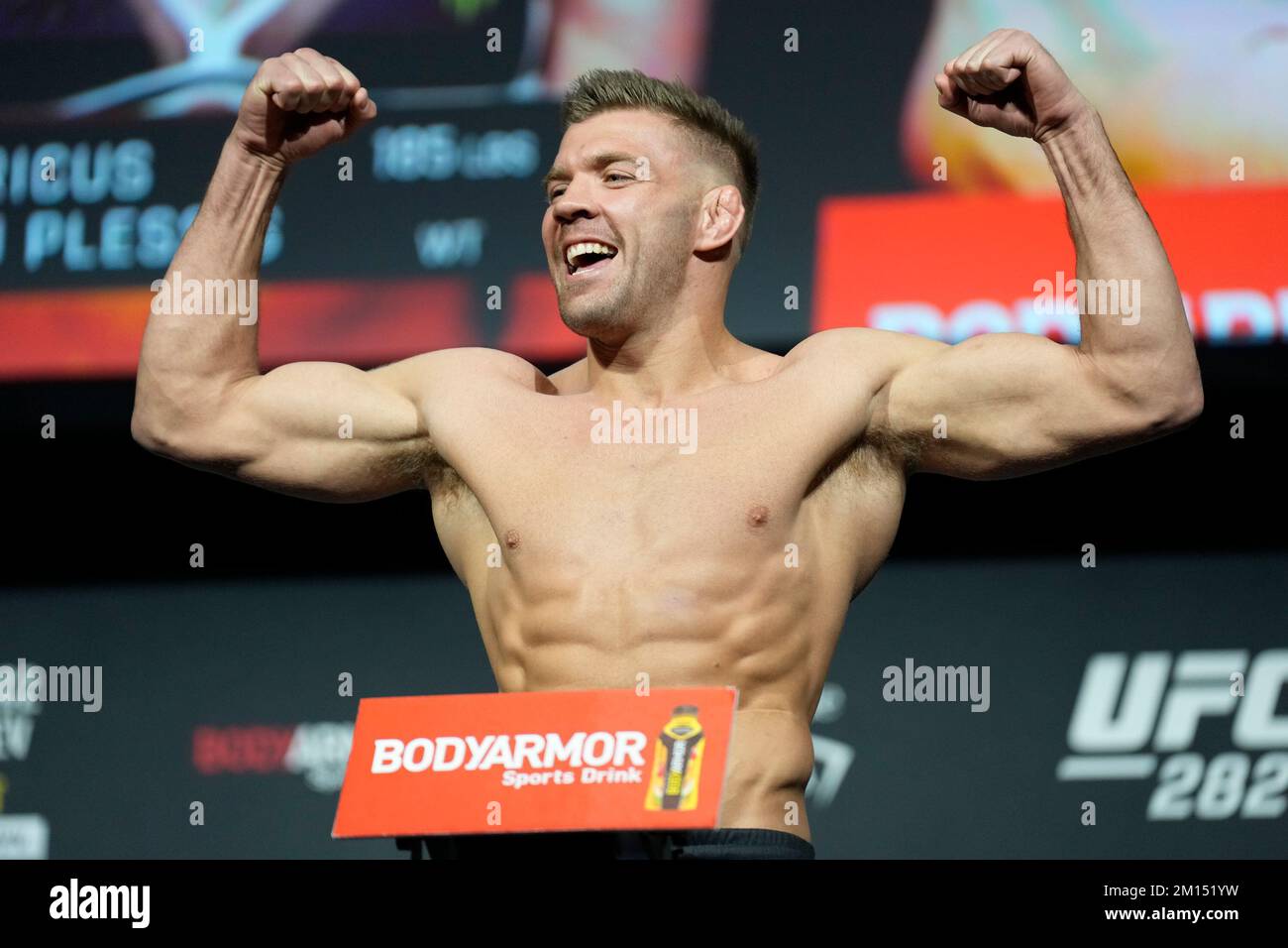 Las Vegas, USA. 09.. Dezember 2022. LAS VEGAS, NV - Dezember 9: Dricus Du Plessis setzt sich auf die Waage für das zeremonielle Wiegen in der MGM Grand Garden Arena für UFC 282 - Blachowicz vs Ankalaev : Zeremonielle Wiegeversuche am 9. Dezember 2022 in Las Vegas, NV, USA. (Foto: Louis Grasse/PxImages) Kredit: Px Images/Alamy Live News Stockfoto