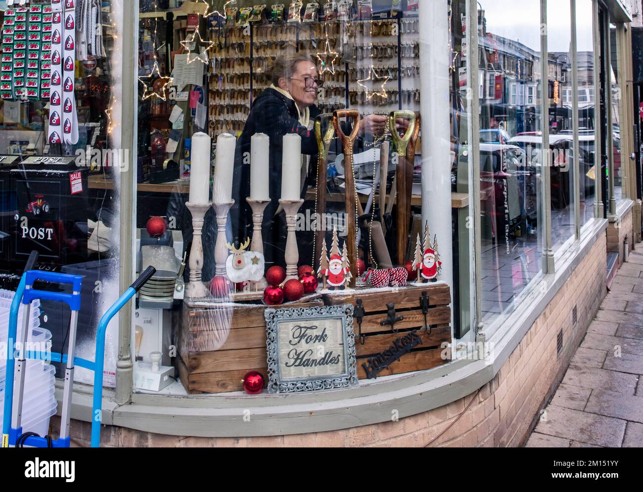 Harrogate, Großbritannien. 10.. Dezember 2022. Jennie Lyons von Arkwright's Tool Emporium verleiht dem Schaufenster den letzten Weihnachtsschmuck, inspiriert von der berühmten Skizze der beiden Ronnies. Bildnachweis: ernesto rogata/Alamy Live News Stockfoto