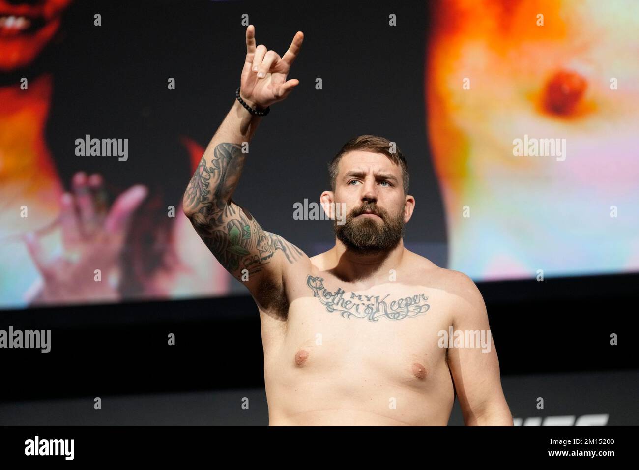 Las Vegas, USA. 09.. Dezember 2022. LAS VEGAS, NV - Dezember 9: Chris Daukaus setzt sich für das zeremonielle Wiegen in der MGM Grand Garden Arena für UFC 282 auf die Waage - Blachowicz vs. Ankalaev : Zeremonielle Wiegeversuche am 9. Dezember 2022 in Las Vegas, NV, USA. (Foto: Louis Grasse/PxImages) Kredit: Px Images/Alamy Live News Stockfoto