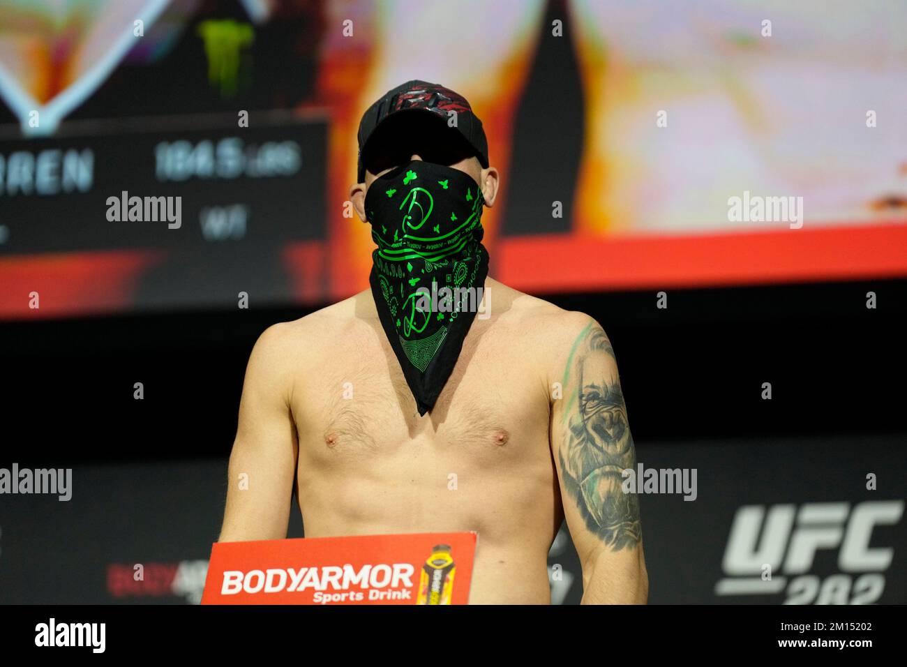 Las Vegas, USA. 09.. Dezember 2022. LAS VEGAS, NV - 9. Dezember: Darren Till Trees on the Scale for the Ceremonial Wieg-in in the MGM Grand Garden Arena for UFC 282 - Blachowicz vs Ankalaev : Zeremonielle Wiegeversuche am 9. Dezember 2022 in Las Vegas, NV, USA. (Foto: Louis Grasse/PxImages) Kredit: Px Images/Alamy Live News Stockfoto